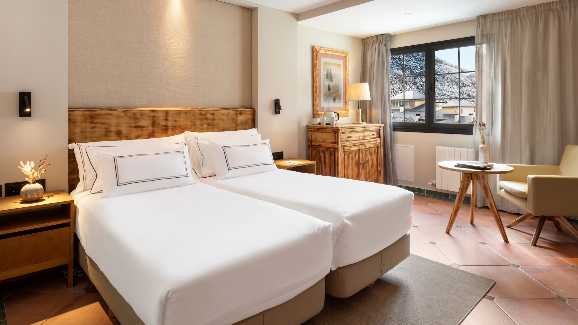 um quarto com duas camas e uma secretária