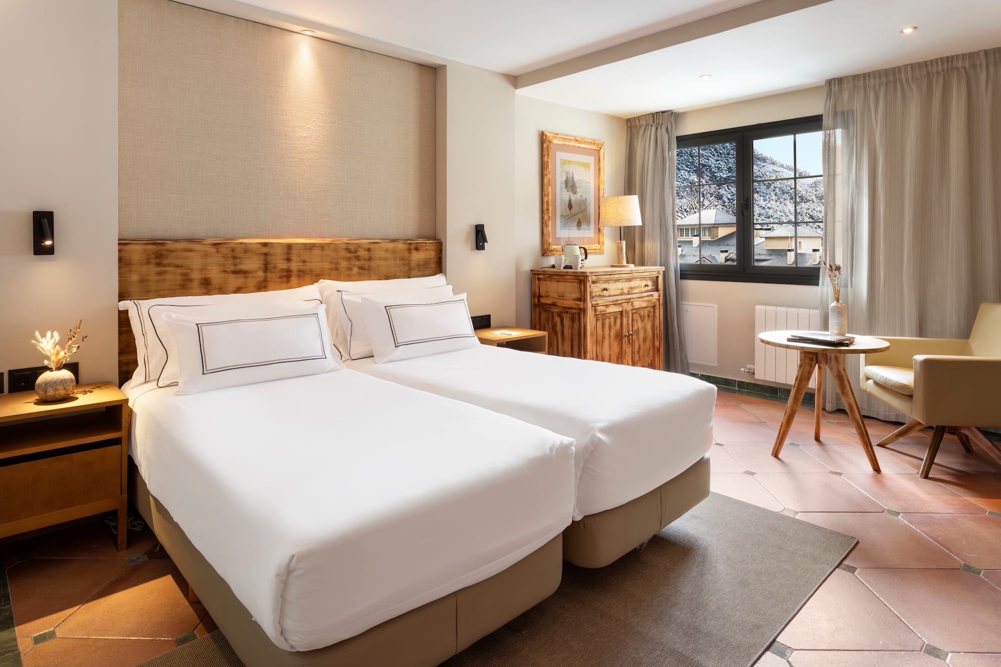 ein Zimmer mit zwei Betten und Schreibtisch