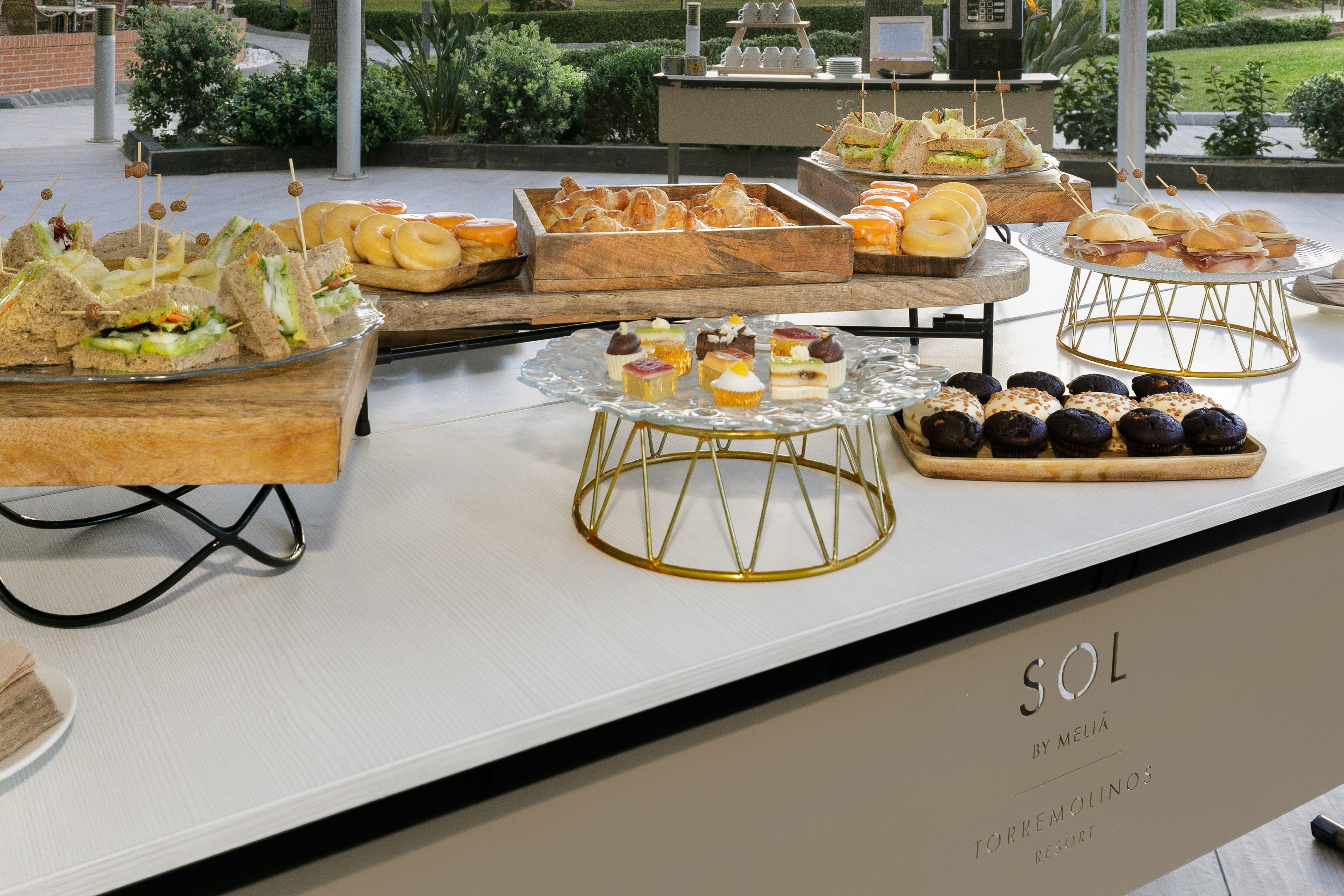 Sol Torremolinos Resort buffet: sandwiches, croissants, donuts, muffins, cakes.