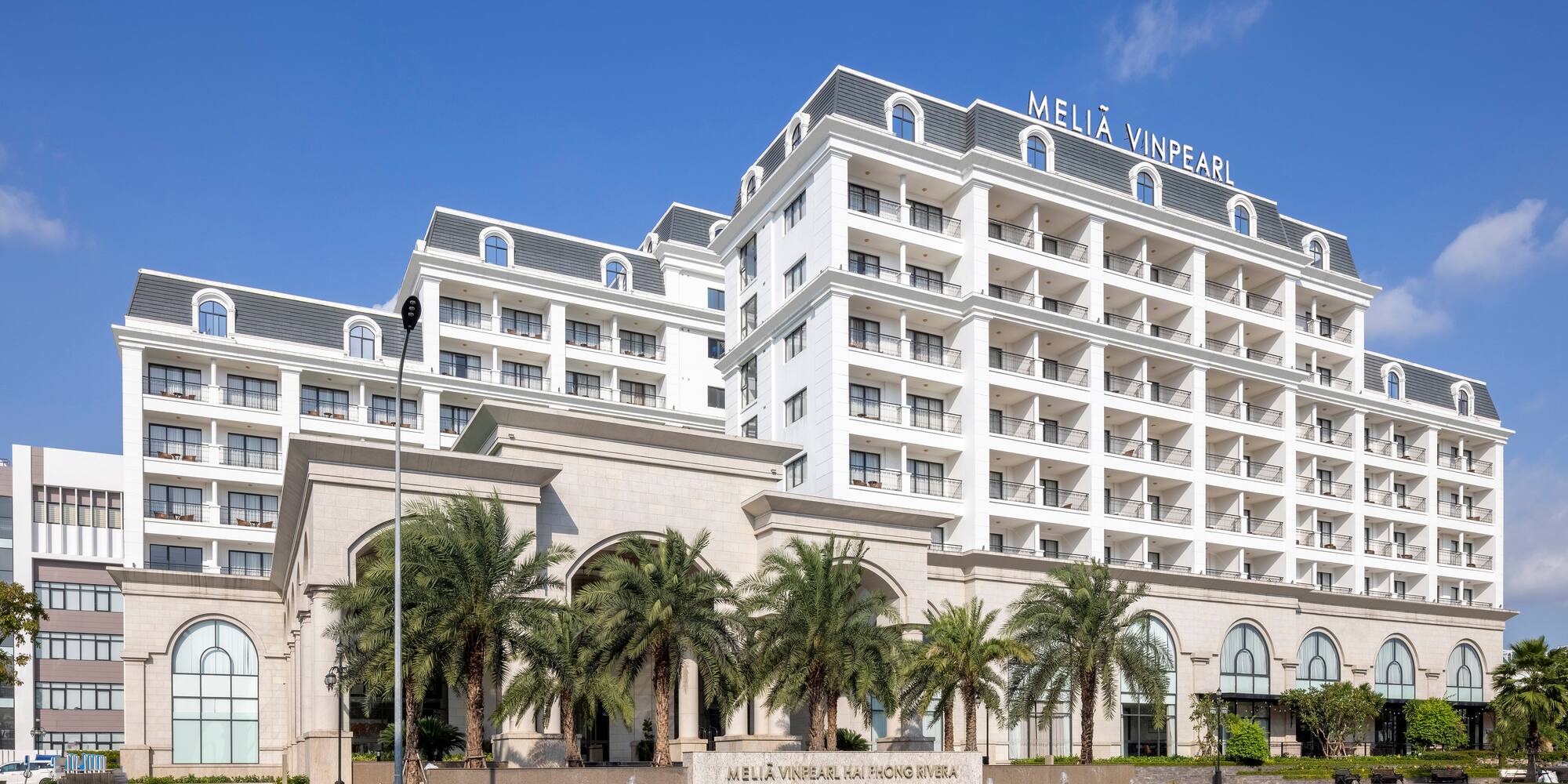 um sol brilhando pelas janelas de um prédio