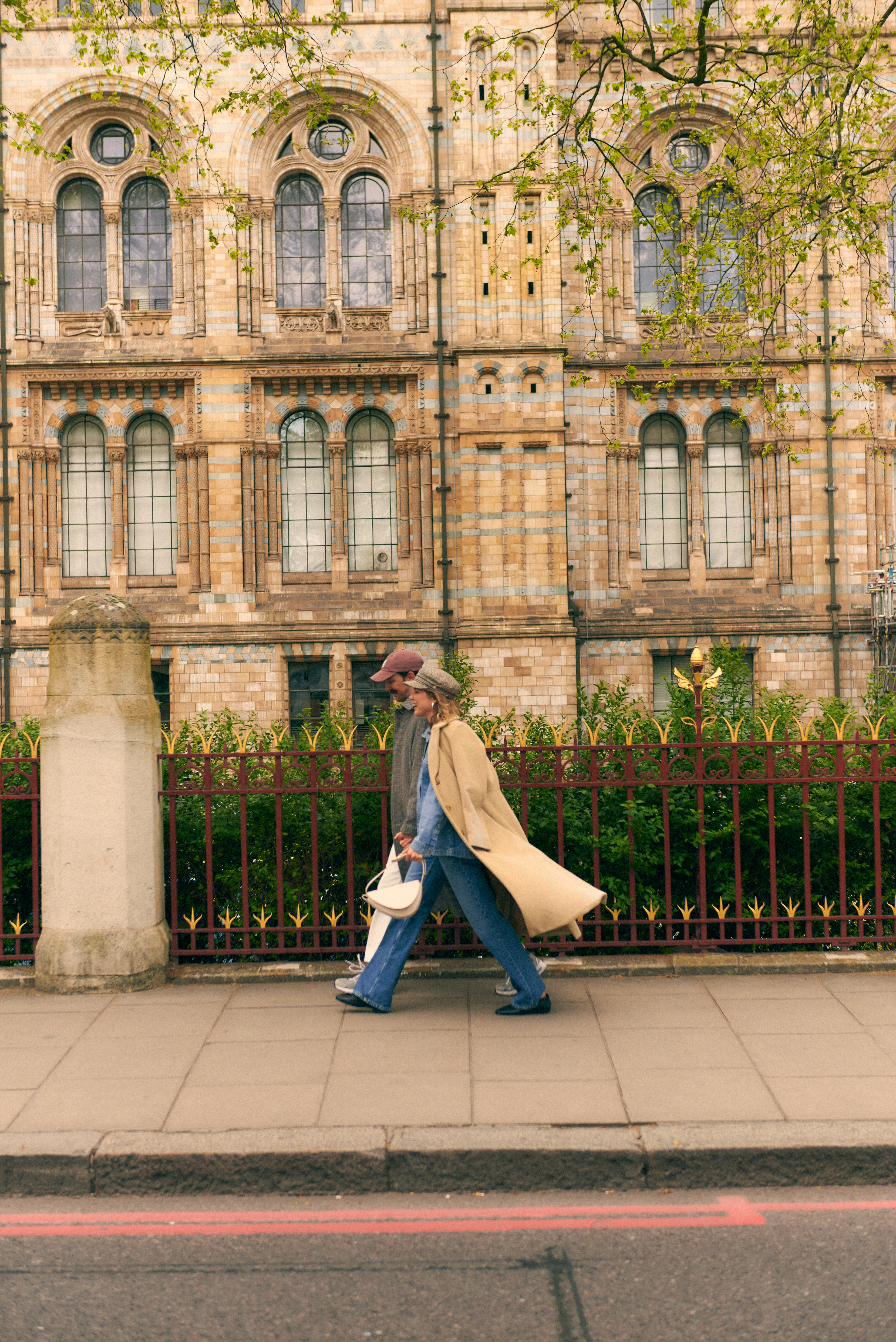 Pareja caminando en Londres frente al Museo de Historia Natural.