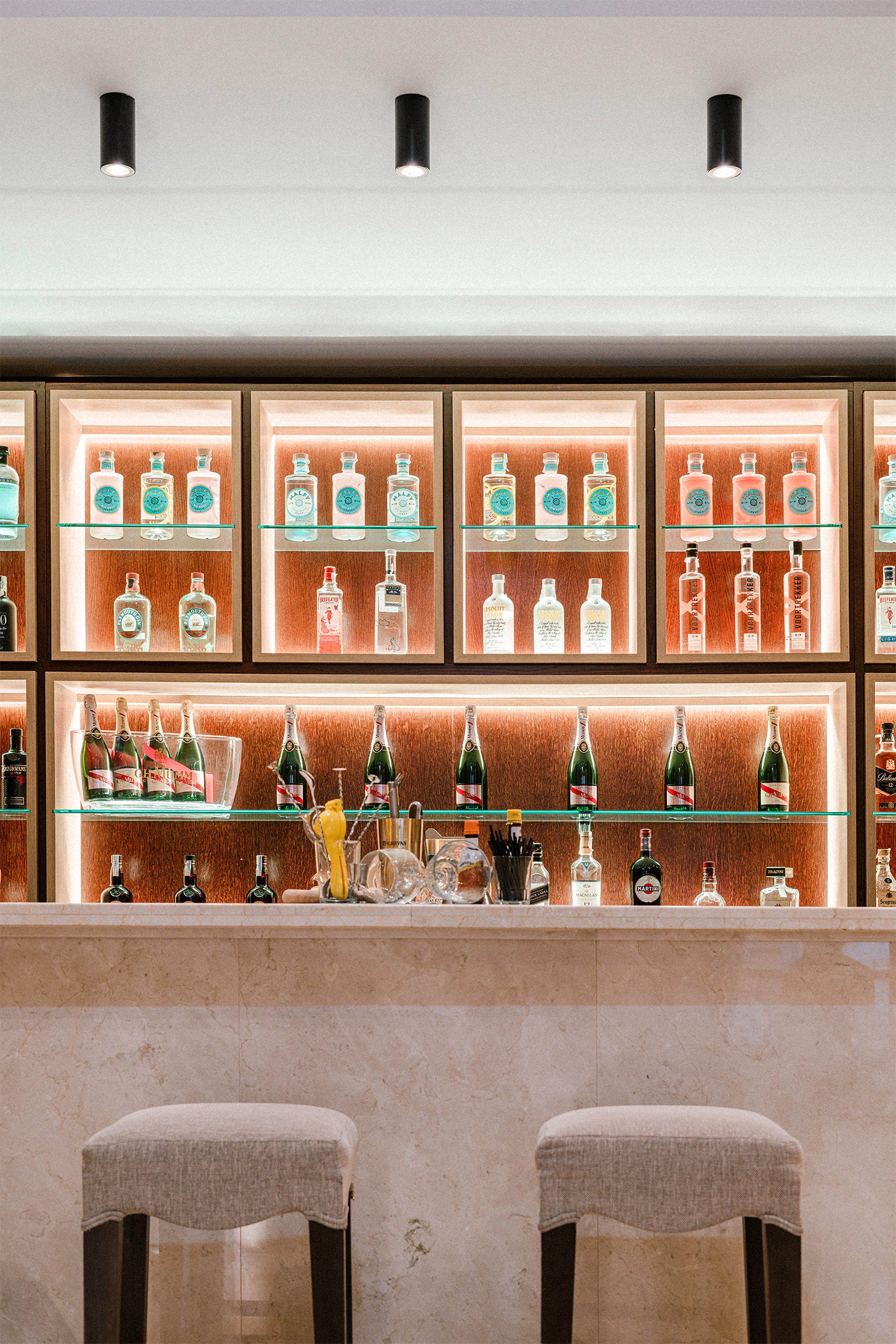 Illuminated bar with spirit bottles, champagne, marble counter and bar stools. - Gastro Bar, Tapas - Palacio de Avilés Affiliated by Meliá, Avilés