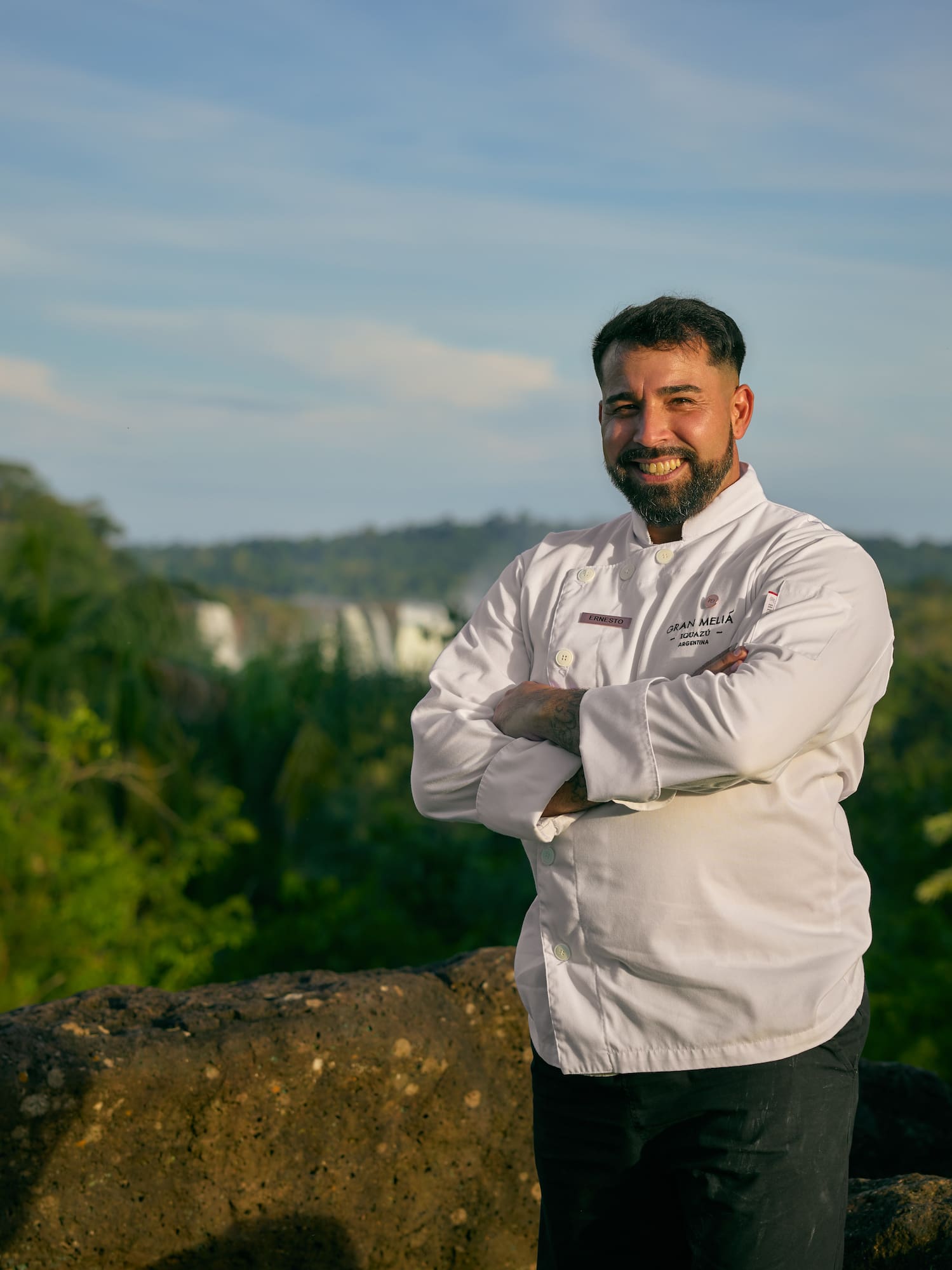 Chef sonriente en Gran Meliá Iguazú frente a las Cataratas del Iguazú.