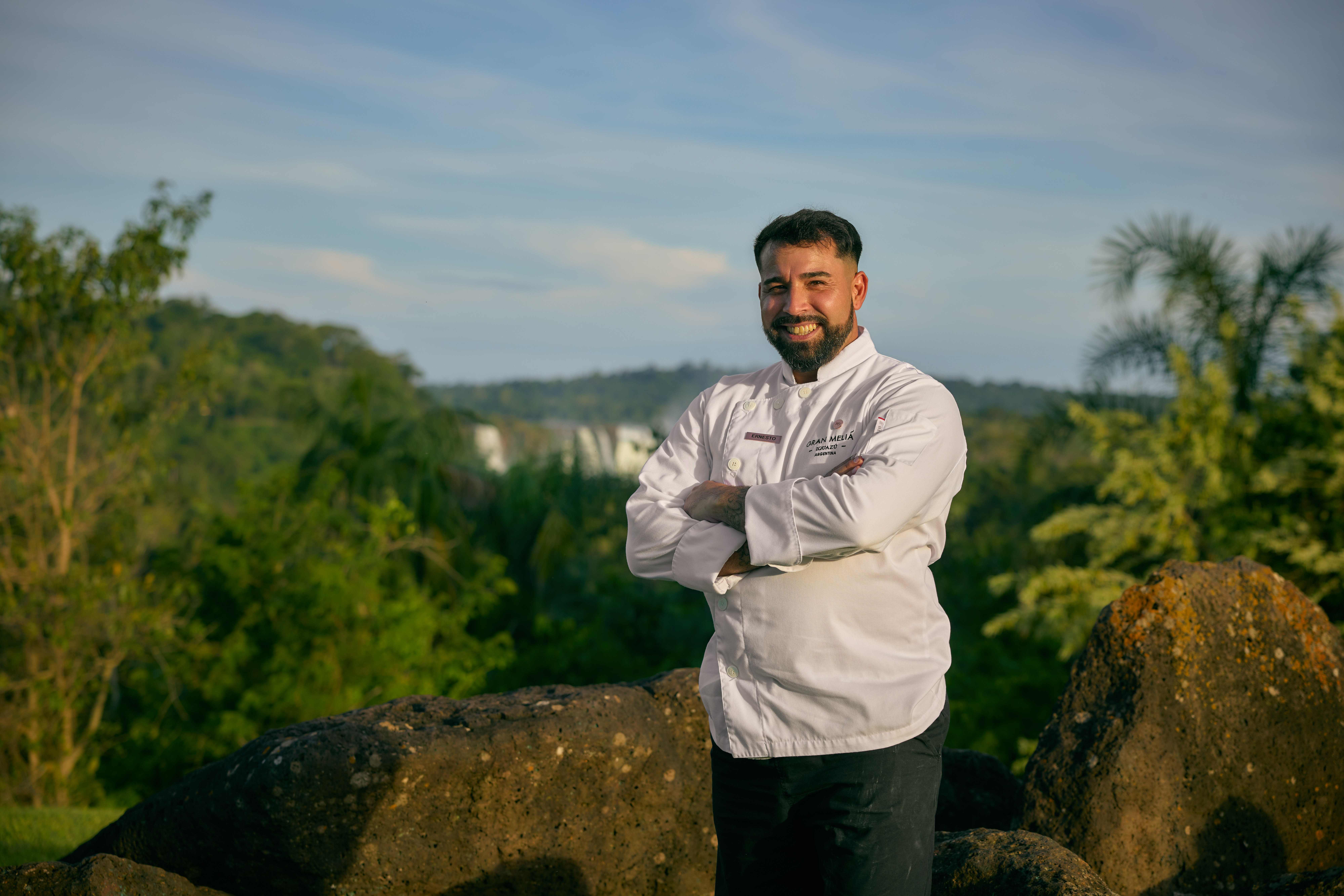 Chef sonriente en Gran Meliá Iguazú frente a las Cataratas del Iguazú.