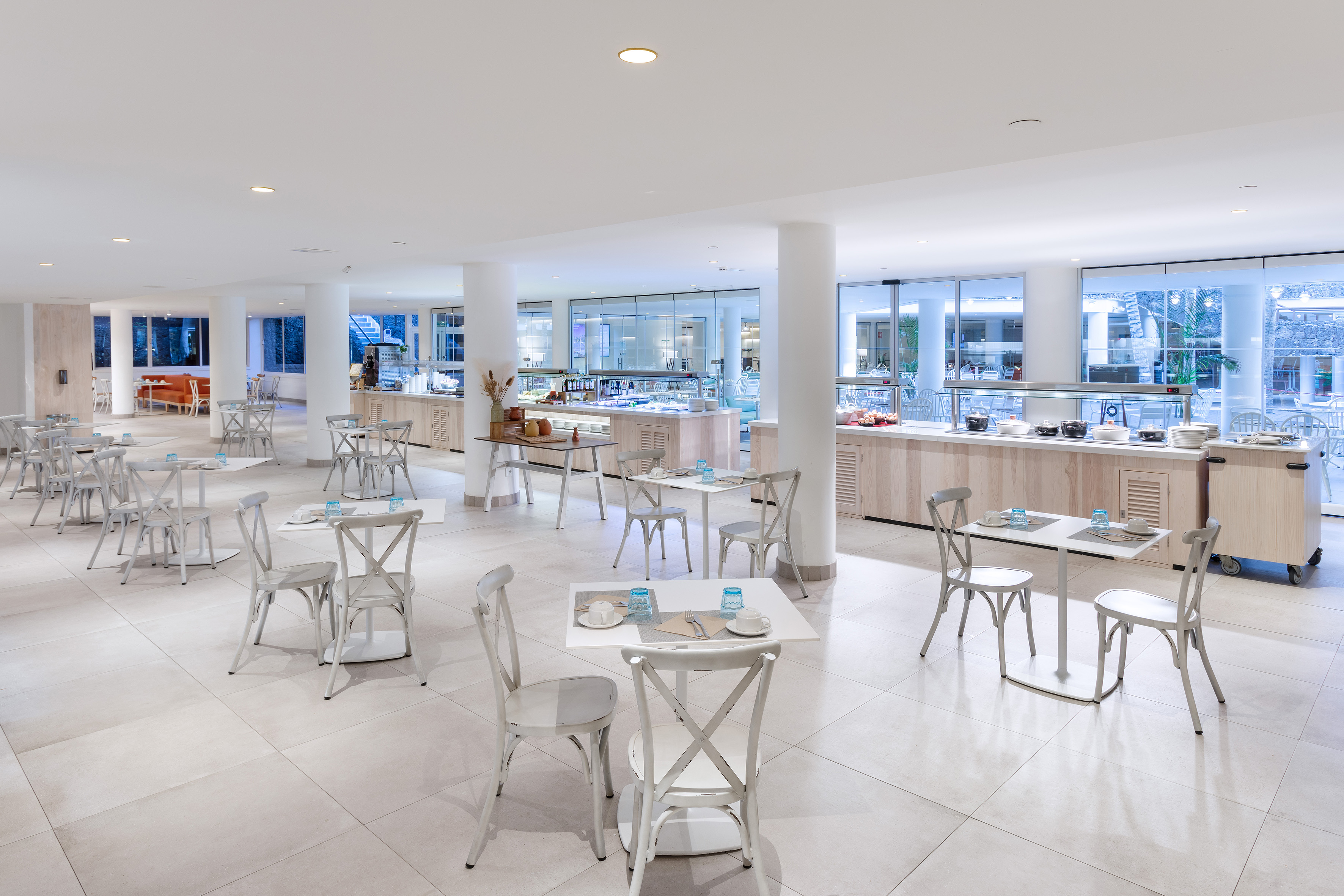 Bright, modern hotel buffet restaurant dining area.