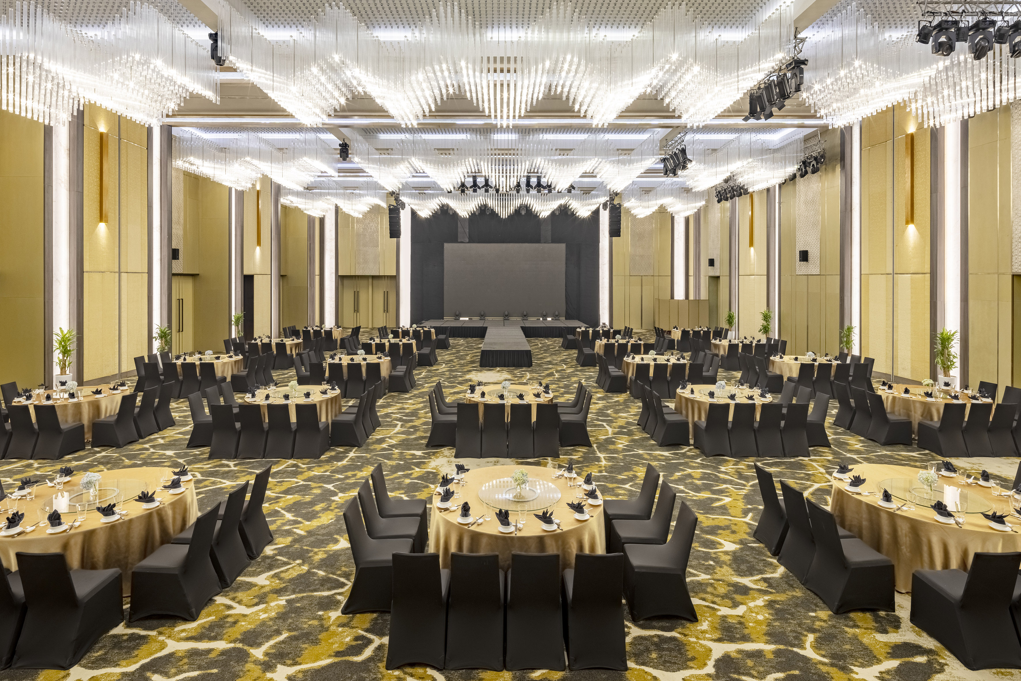 Luxury ballroom with banquet tables, stage, and elegant overhead lighting. - Grand Ballroom - Meliá Vinpearl Thanh Hoa, Thanh Hoa