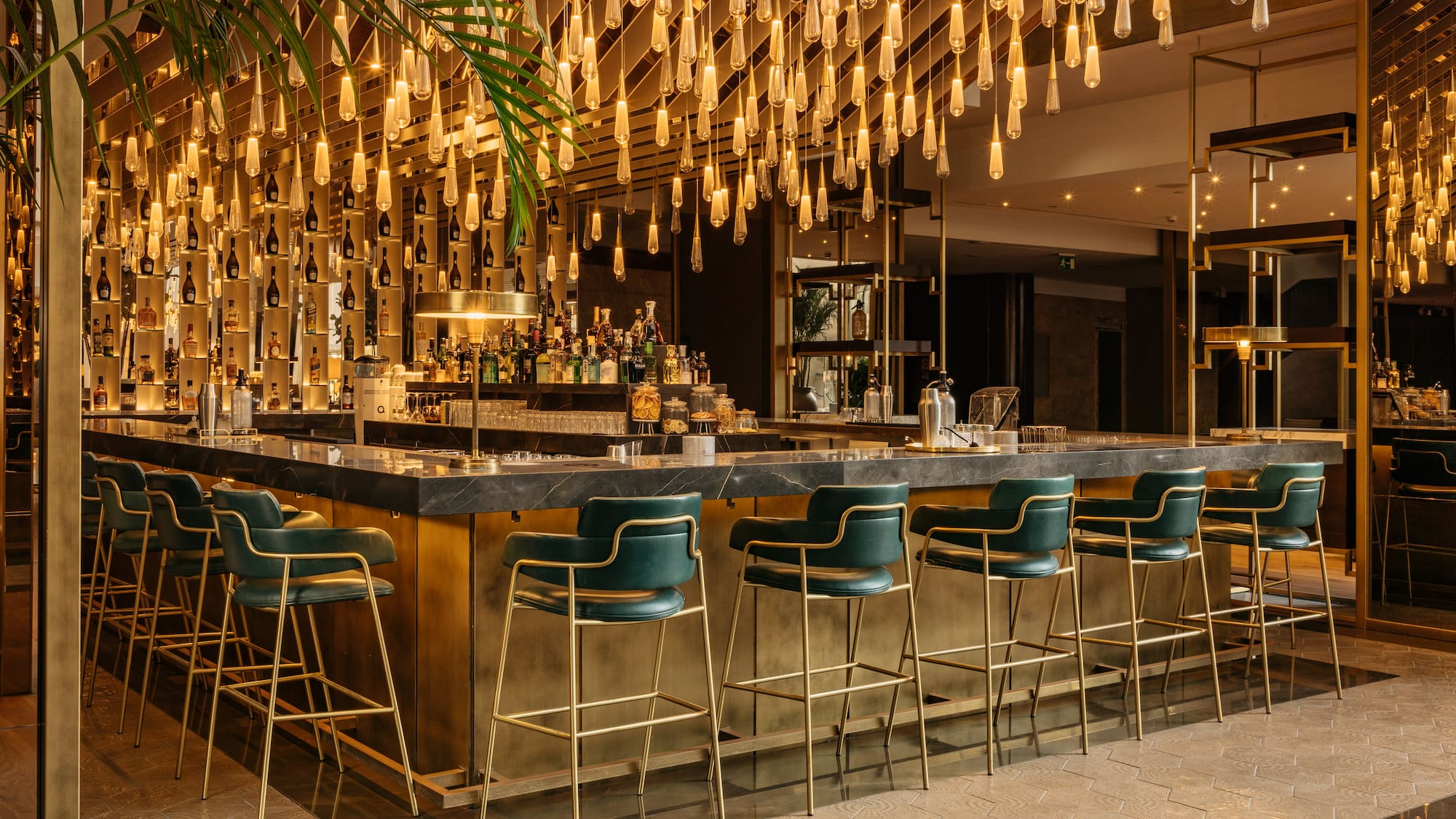 ein großes Gebäude mit vielen Türmen