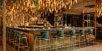 ein großes Gebäude mit vielen Türmen