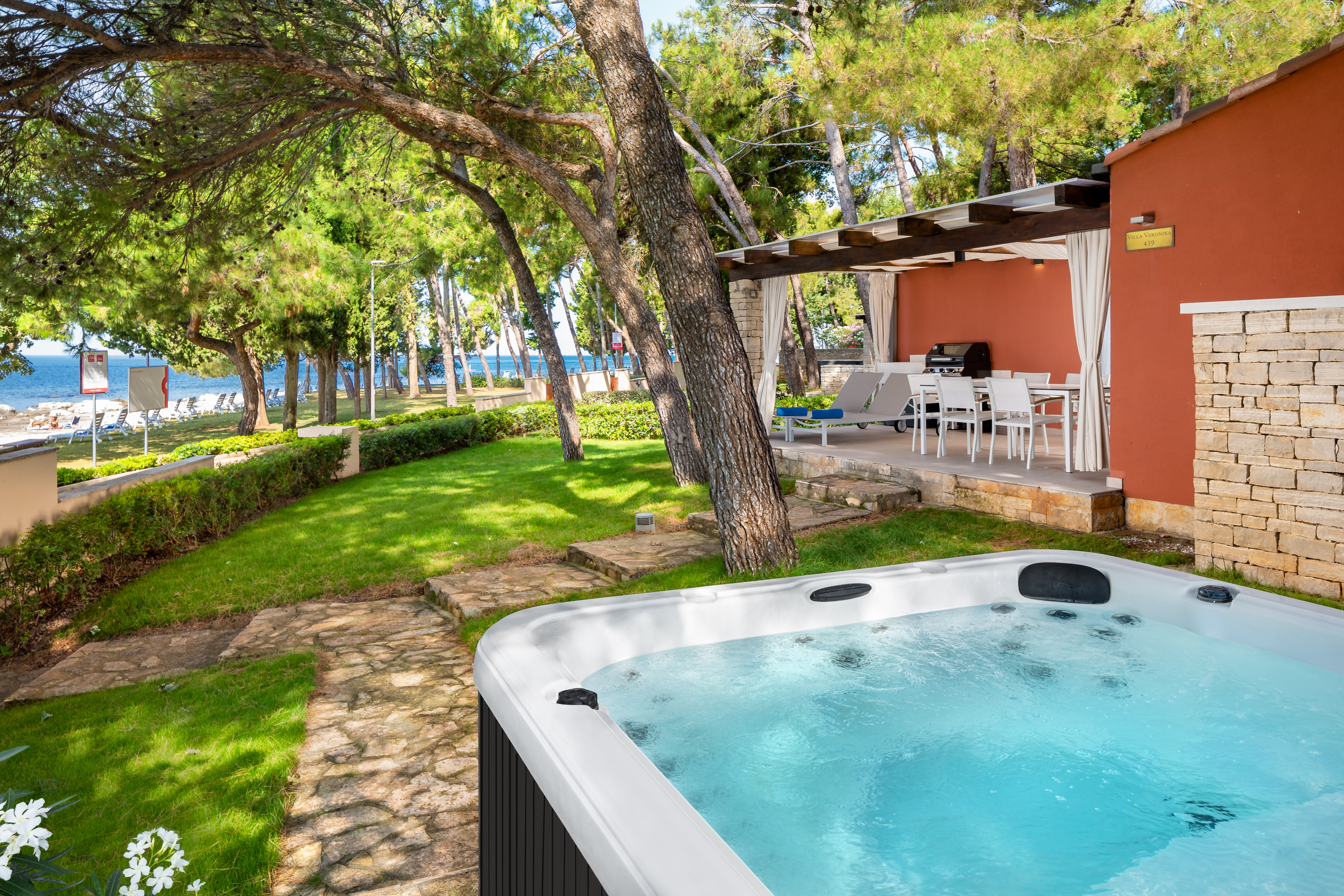 a hot tub in a backyard