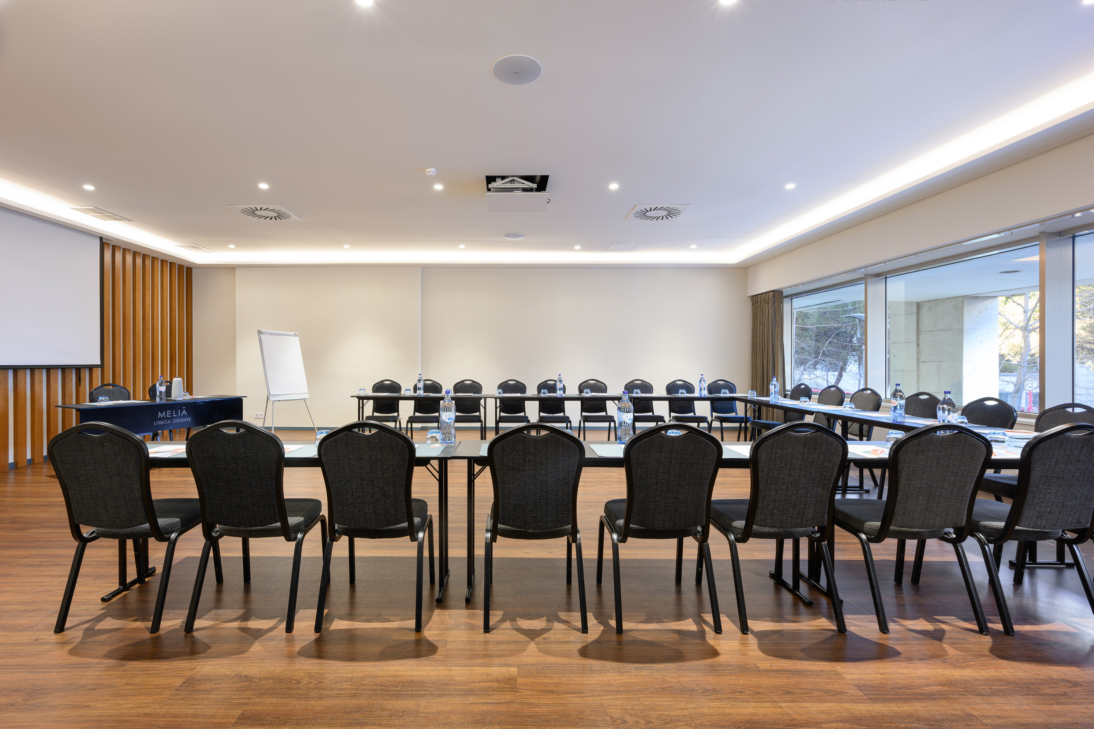 Meliã Lisboa Oriente conference room, U-shape tables, chairs, projector.