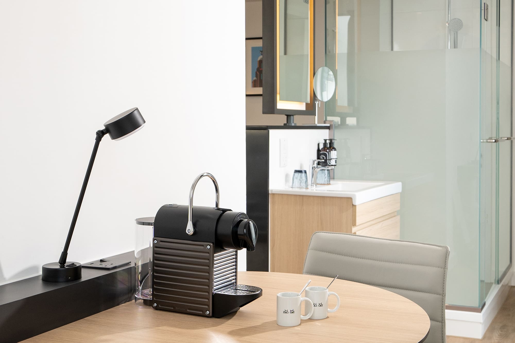 a table with two chairs and a lamp