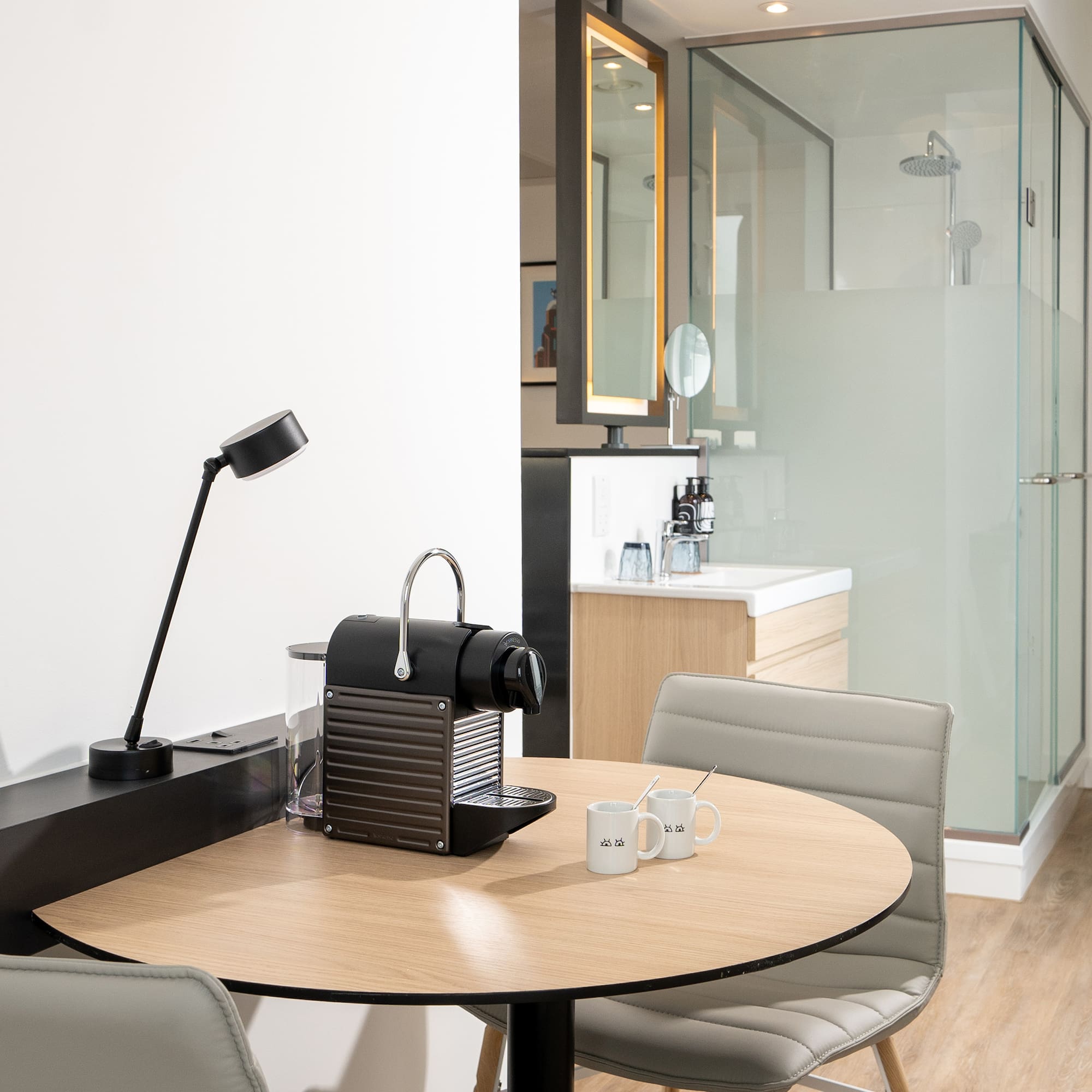 a table with two chairs and a lamp