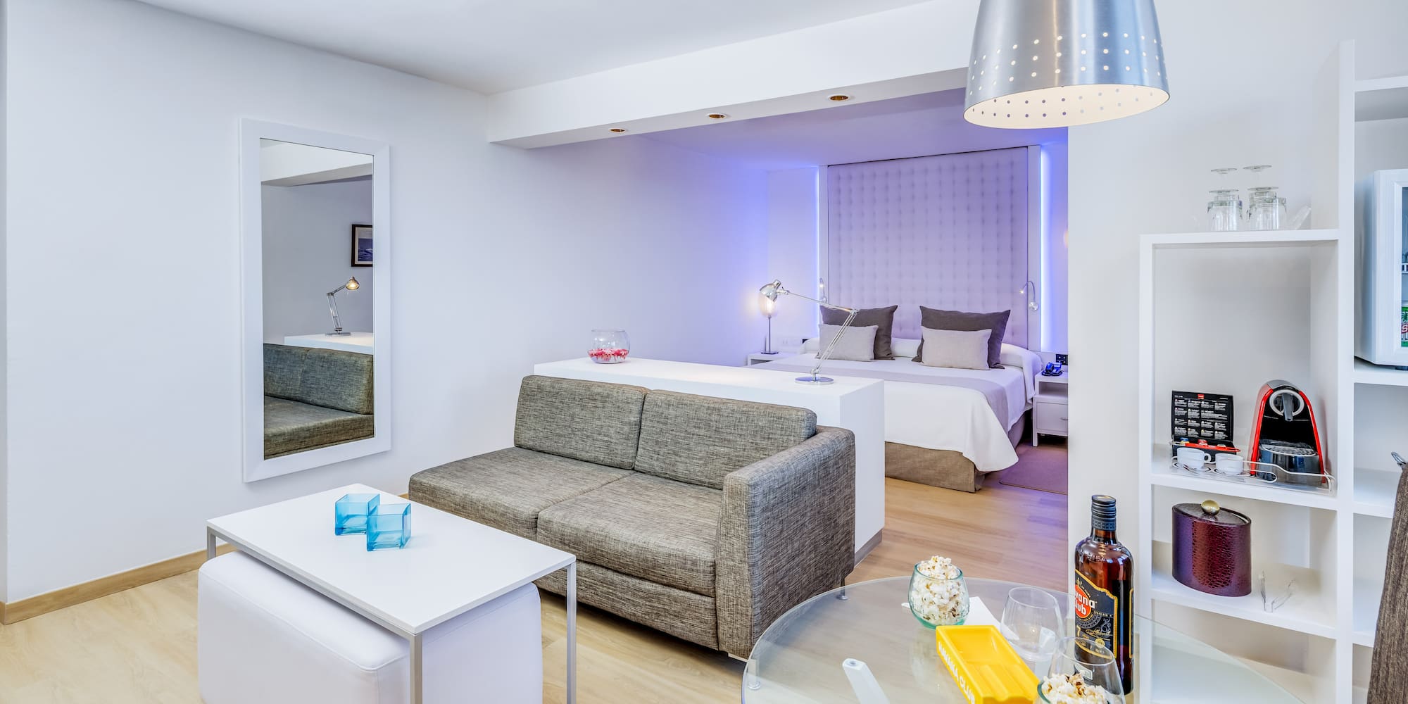 een kamer met een bed en stoelen