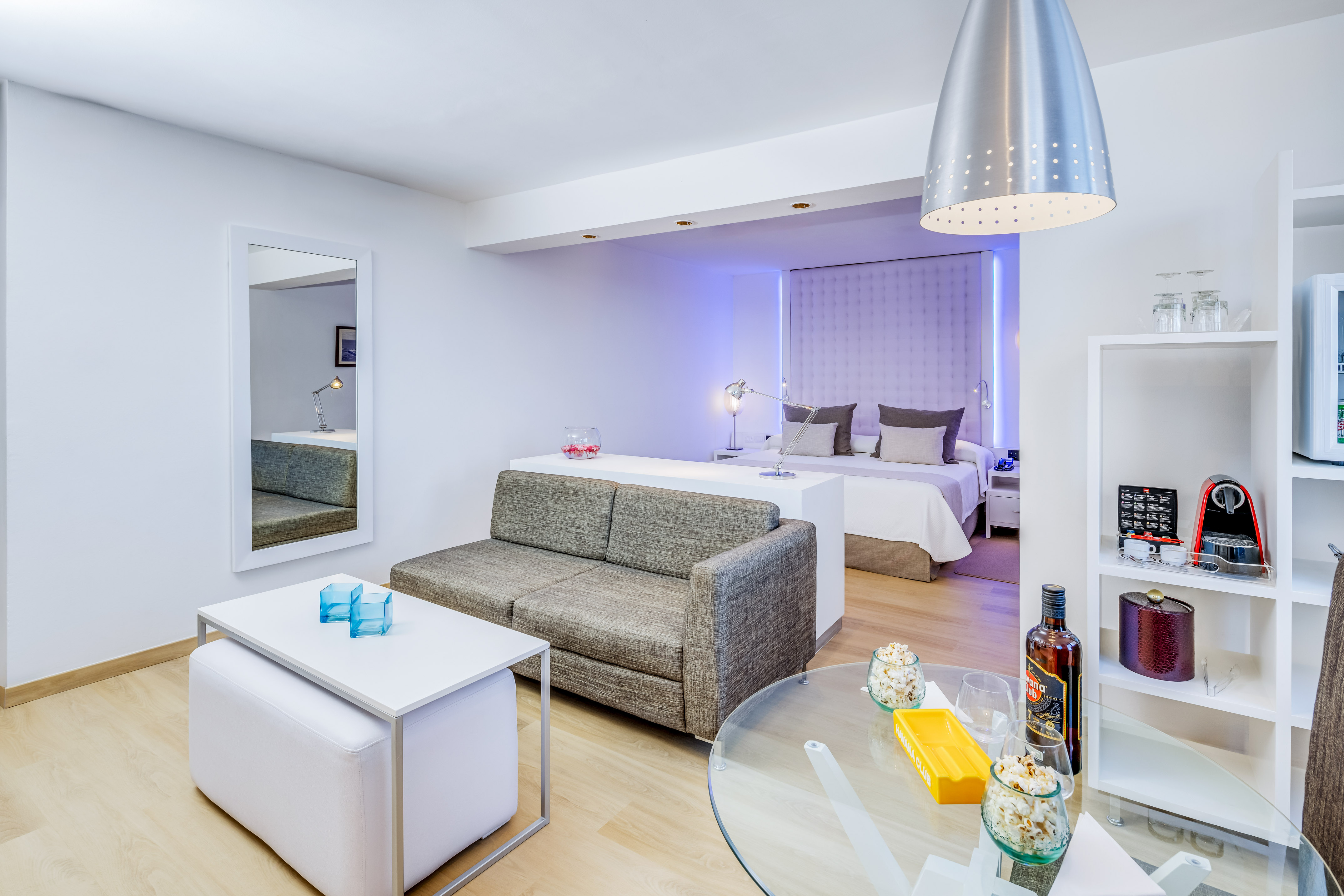 een kamer met een bed en stoelen