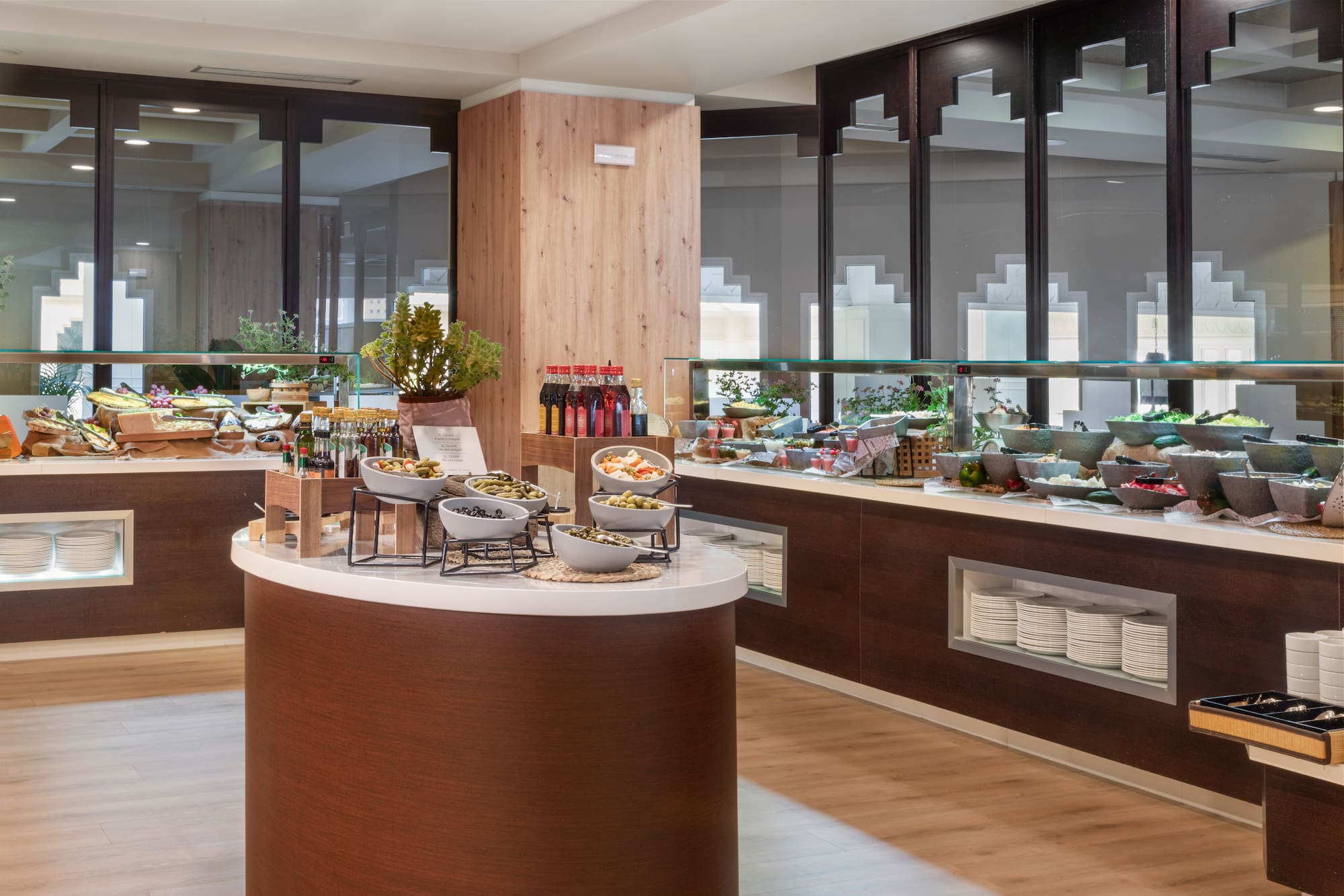 Buffet de restaurante moderno con ensaladas frescas y platos variados.