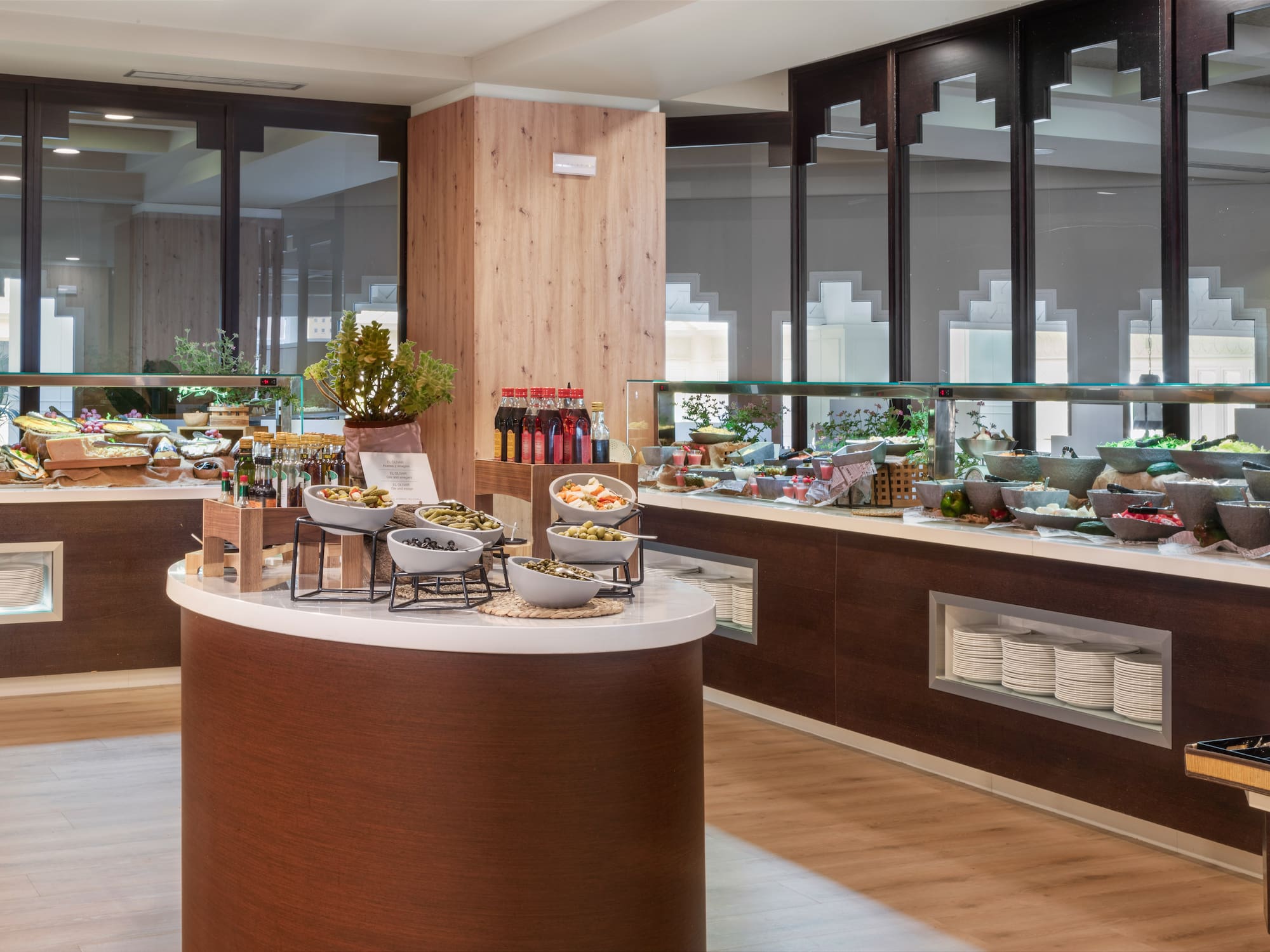 Buffet de restaurante moderno con ensaladas frescas y platos variados.