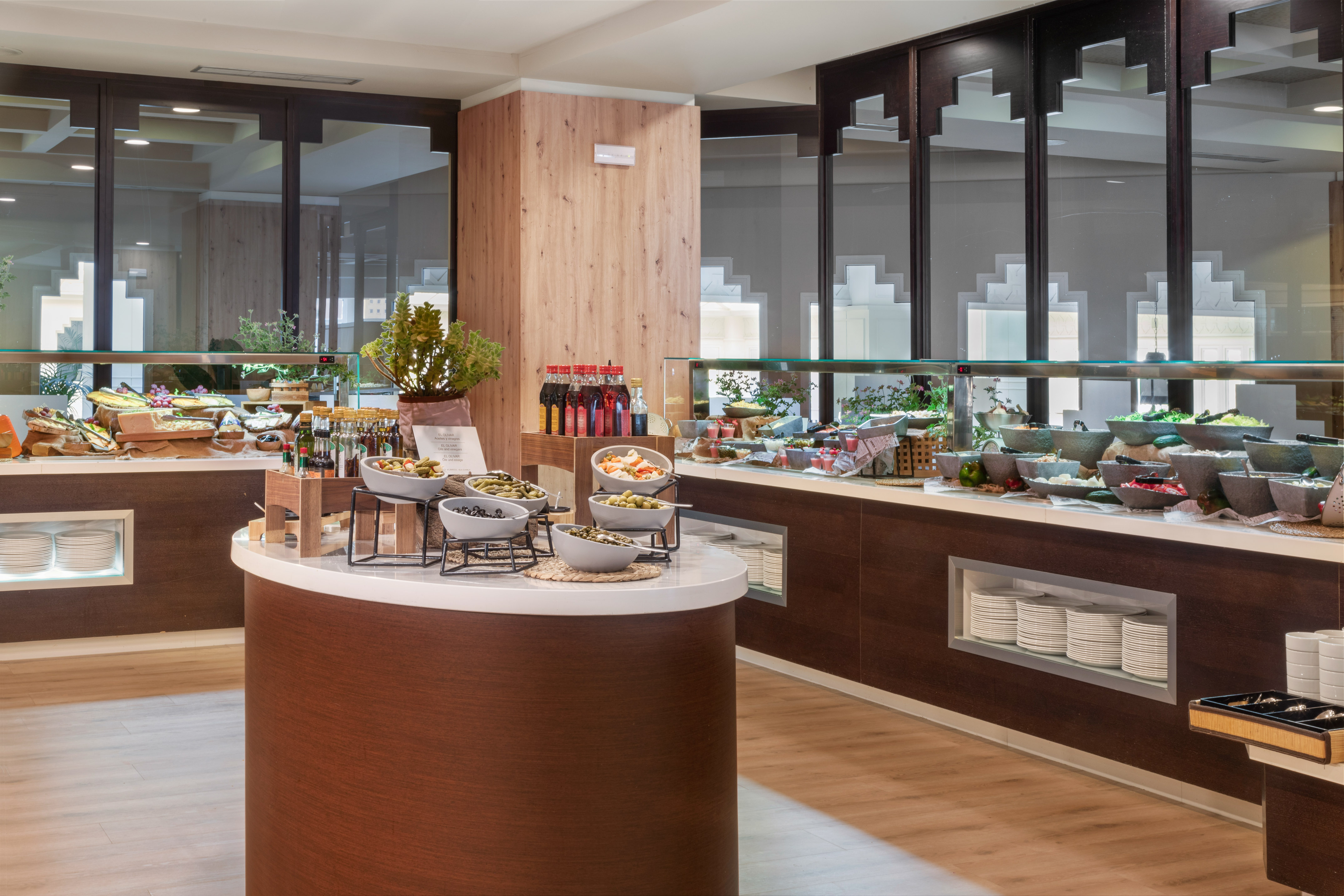 Buffet de restaurante moderno con ensaladas frescas y platos variados.