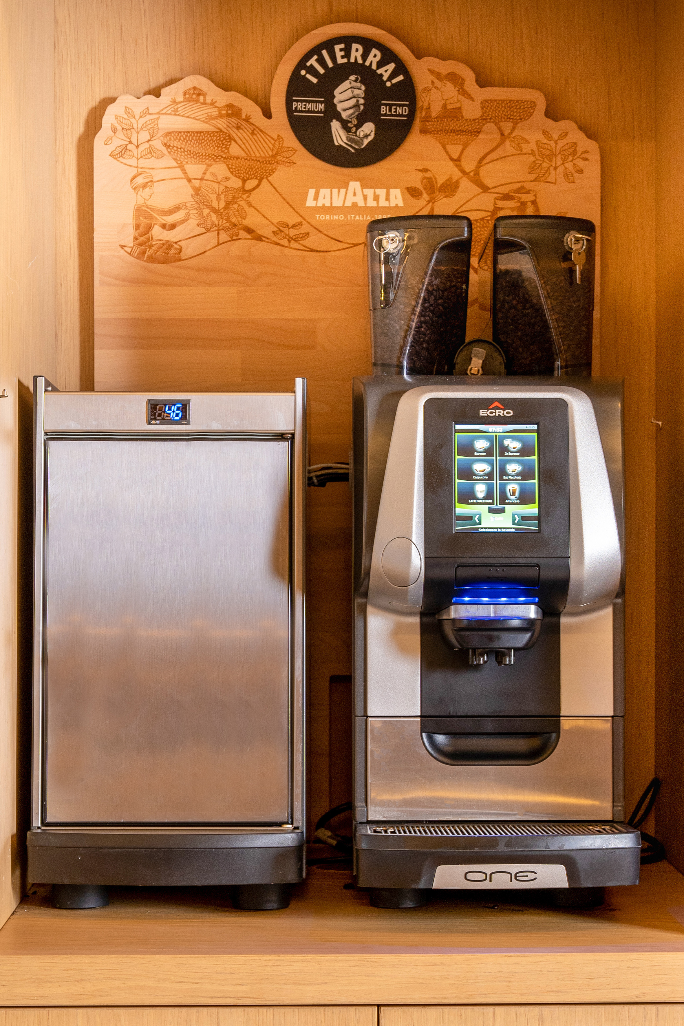 EGRO ONE professional coffee machine, milk cooler, and Lavazza ¡Tierra! sign.