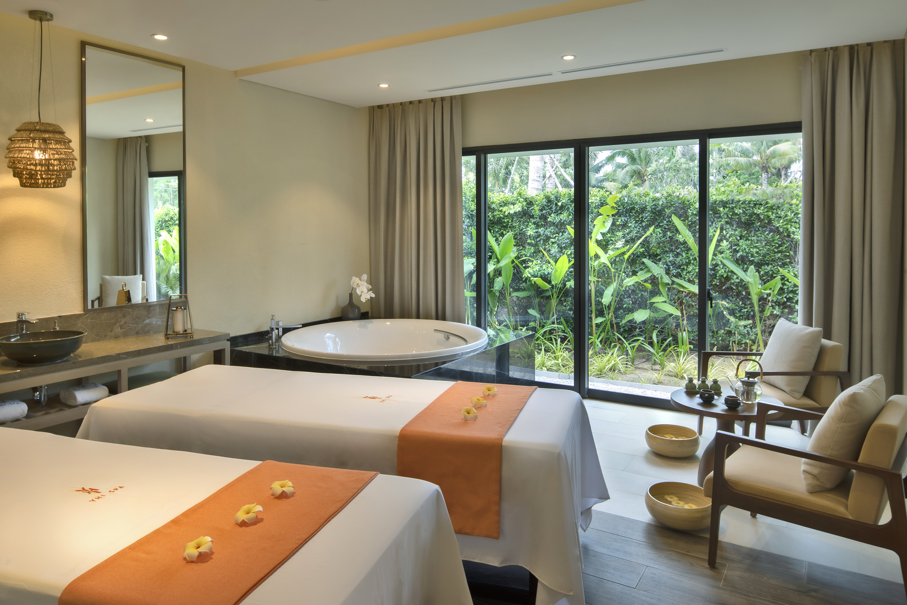 a room with a bathtub and a tub