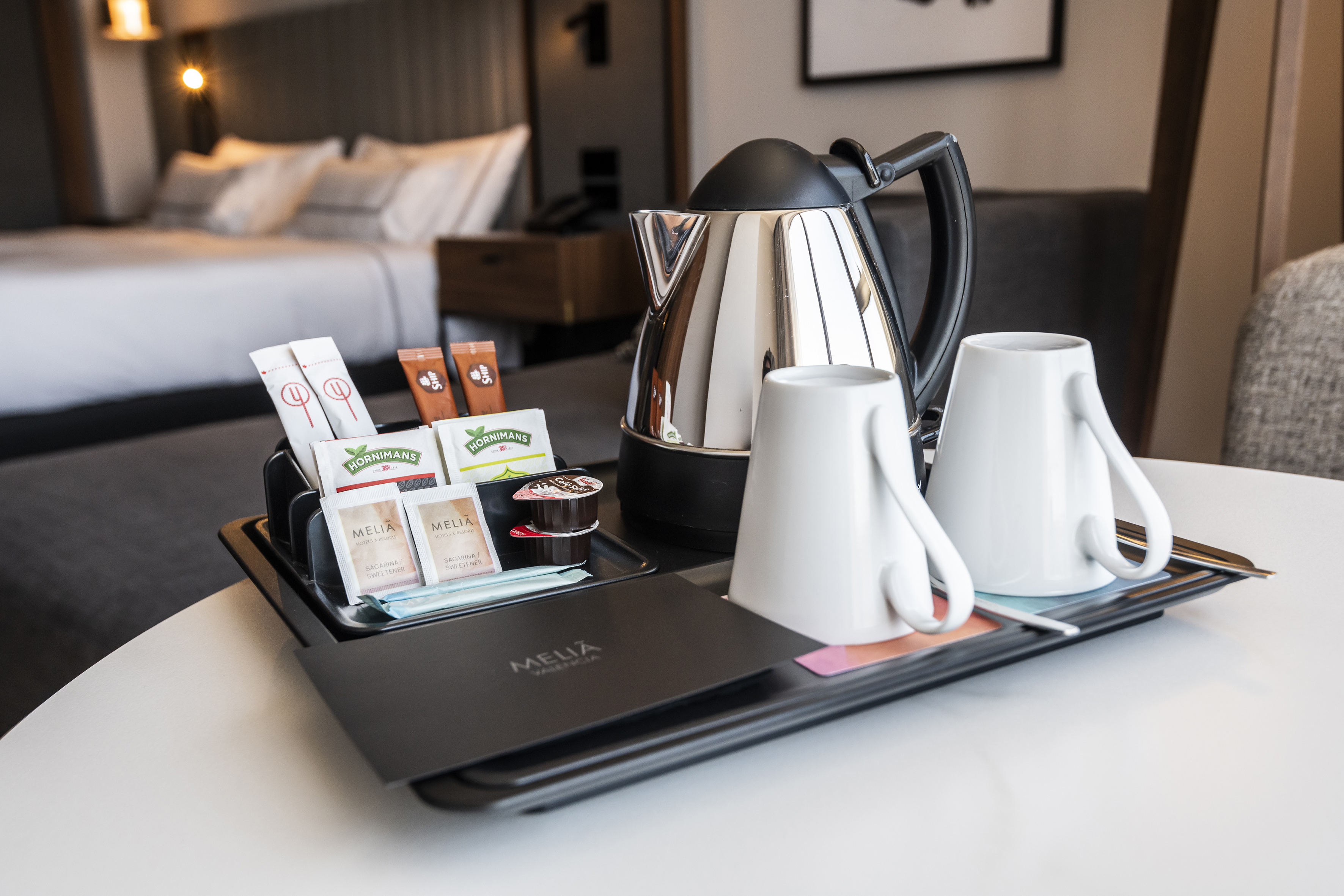Hotel room amenities: kettle, mugs, Hornimans tea, coffee, Meliá sweeteners.