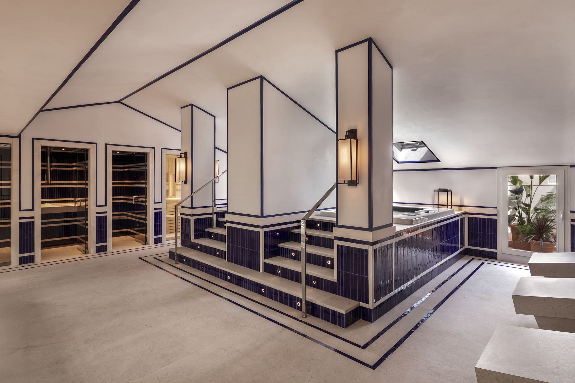 Spa moderno con diseño blanco y azul, sauna, piscina y escaleras.