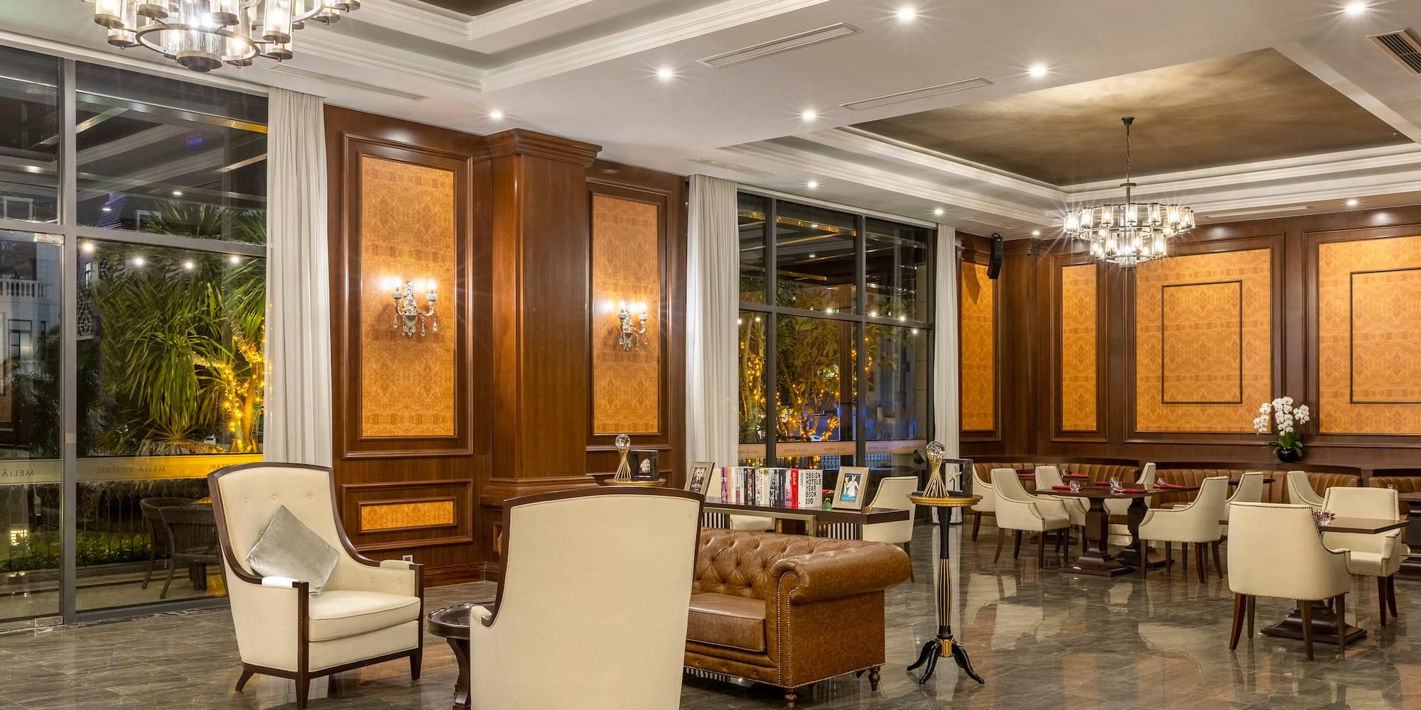 uma sala com cadeiras e mesas