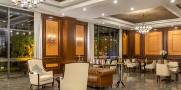 une chambre avec chaises et tables