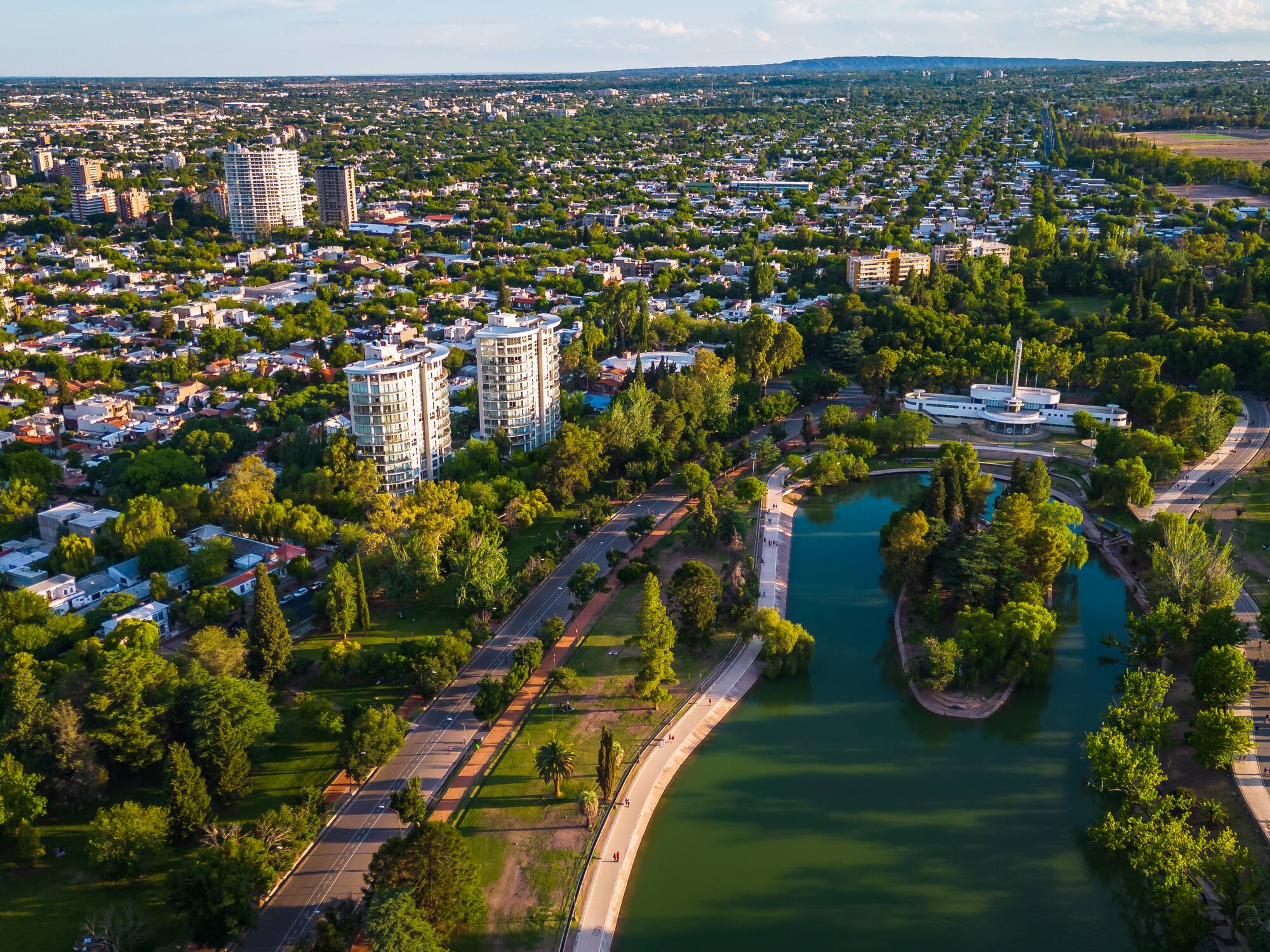Vista aérea Parque Sarmiento, Córdoba, Argentina con lago, edificios y áreas verdes.