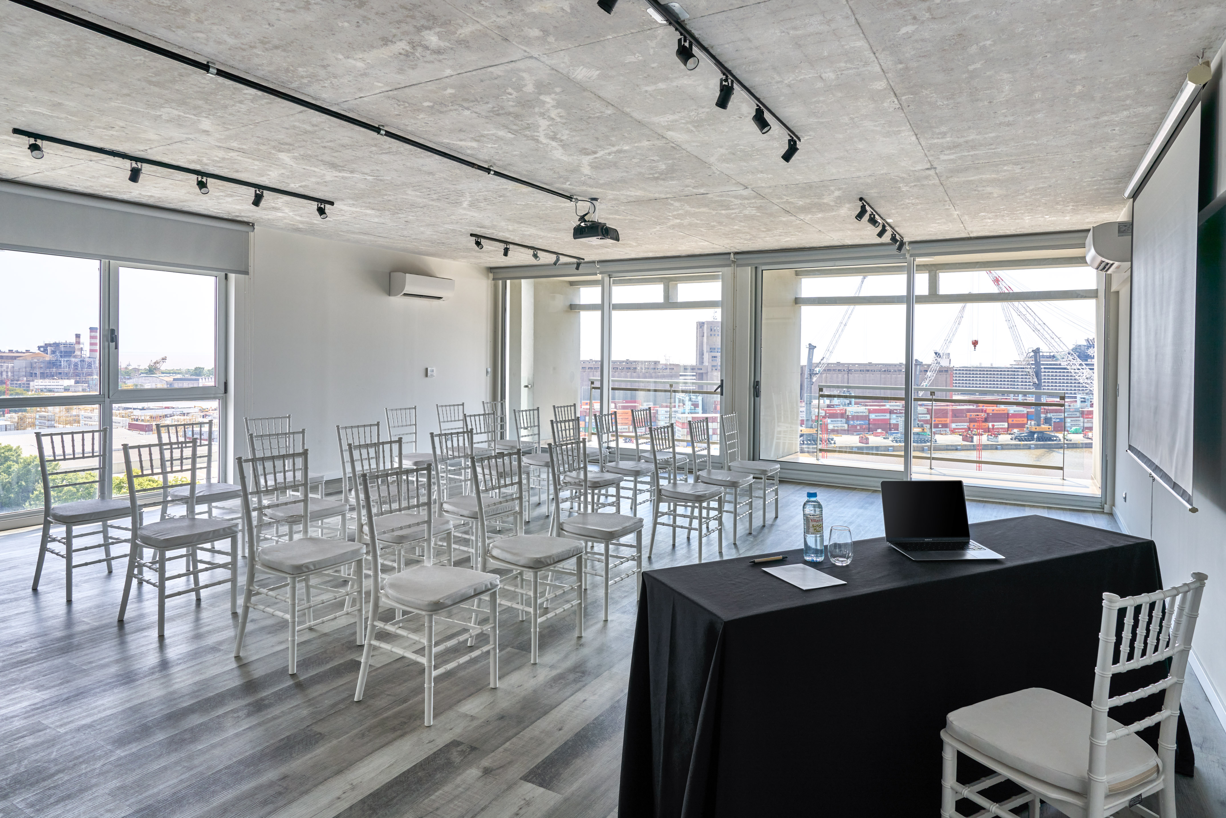 Modern event space with chivari chairs, projector, and port view. - Río - Almarena Puerto Retiro Affiliated by Meliá, ブエノスアイレス