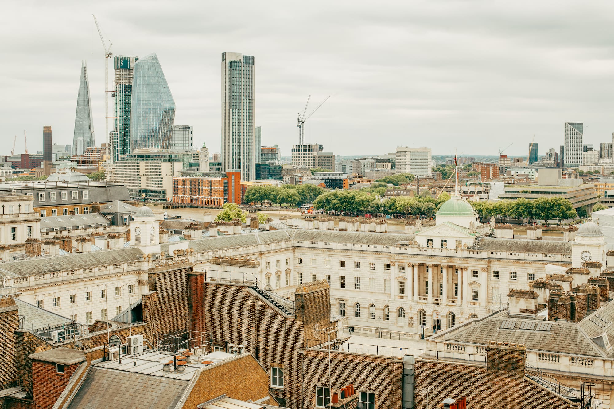 Panorámica de Londres con Somerset House, The Shard y rascacielos modernos.