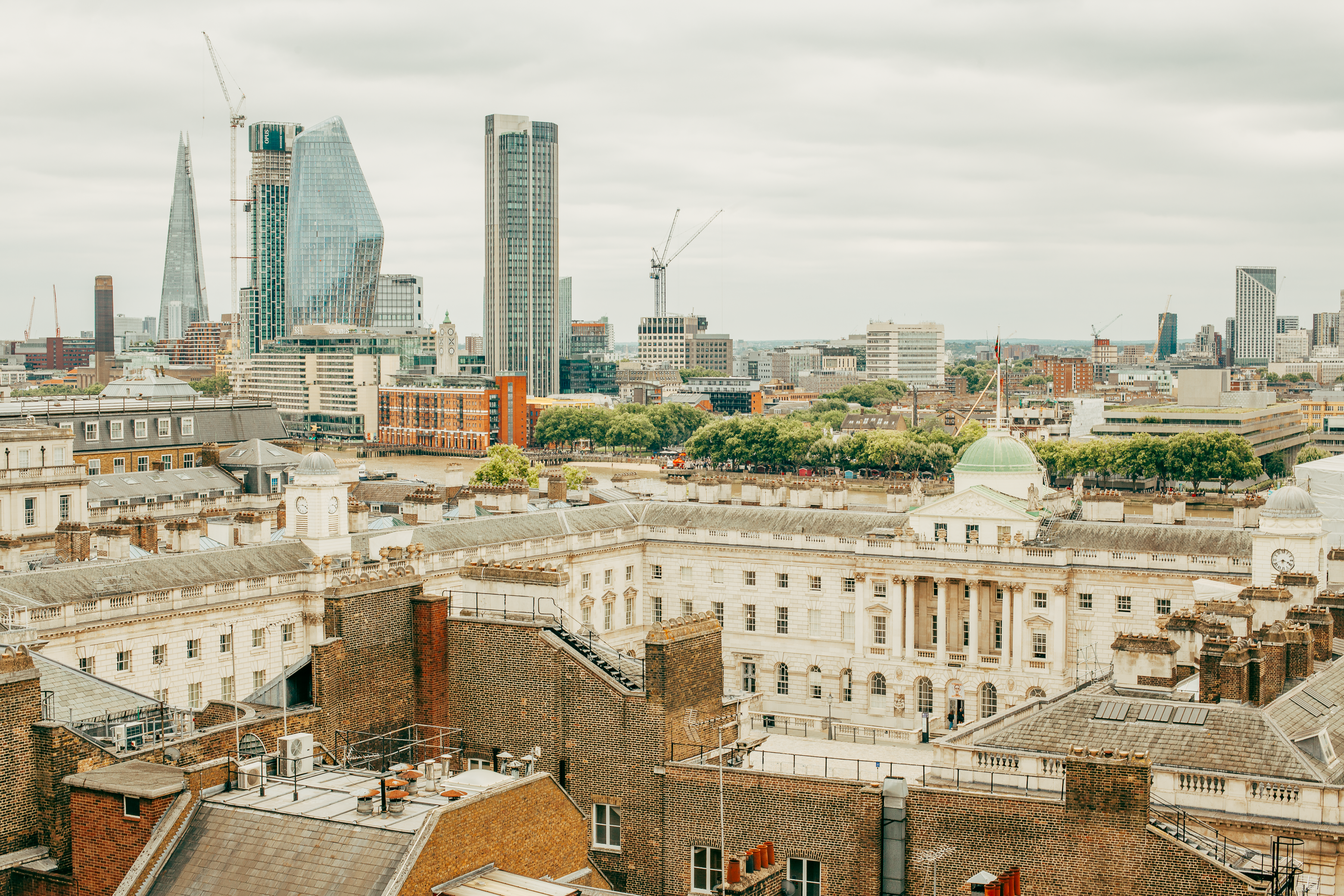Panorámica de Londres con Somerset House, The Shard y rascacielos modernos.
