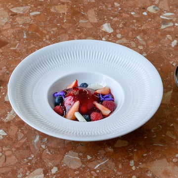 a plate of fruit dessert