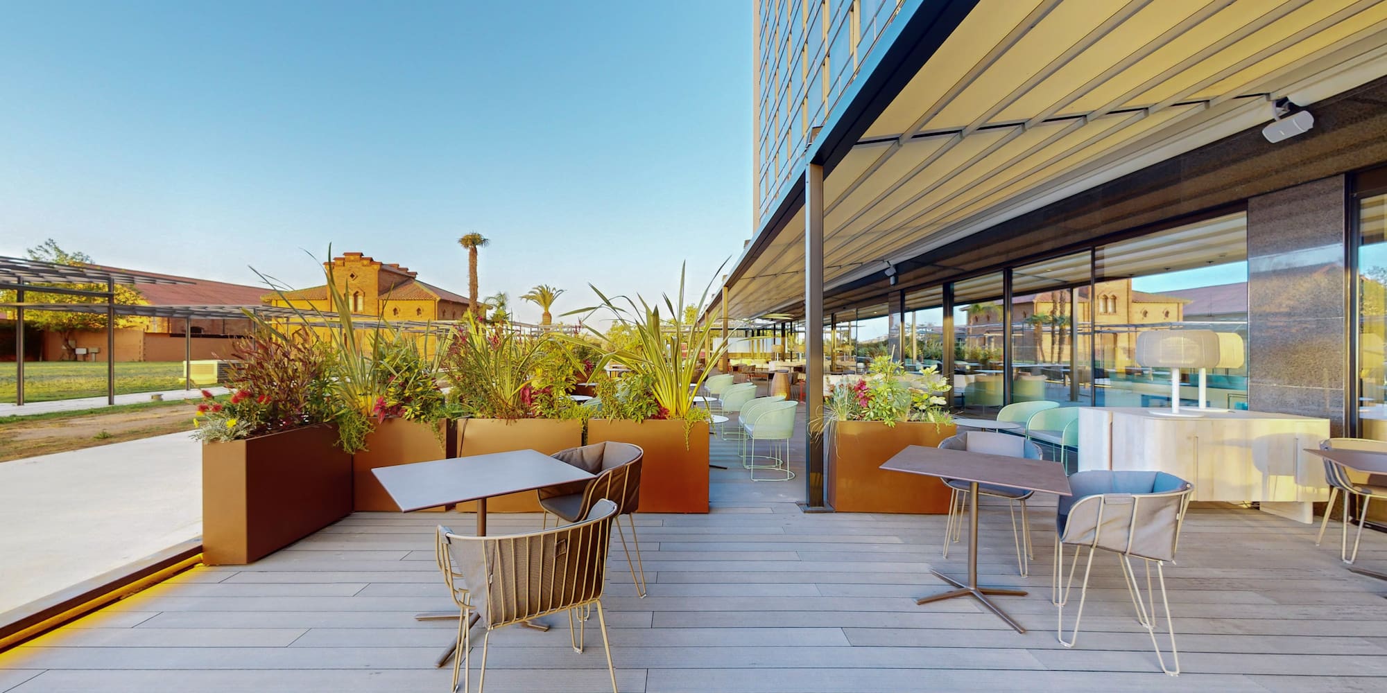 Ein Raum mit Tischen und Stühlen