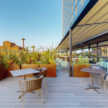 một căn phòng có bàn và ghế