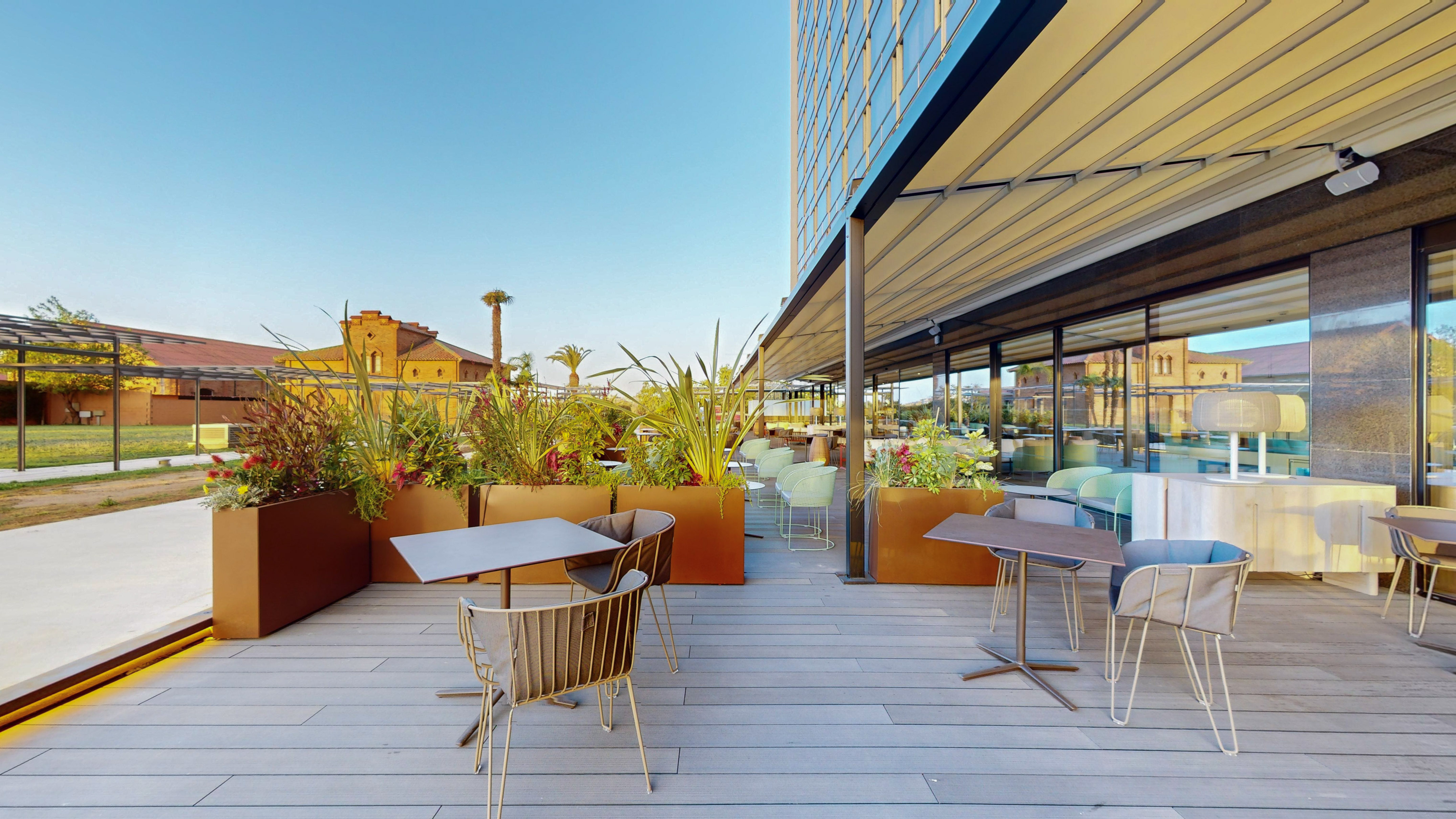 Ein Raum mit Tischen und Stühlen