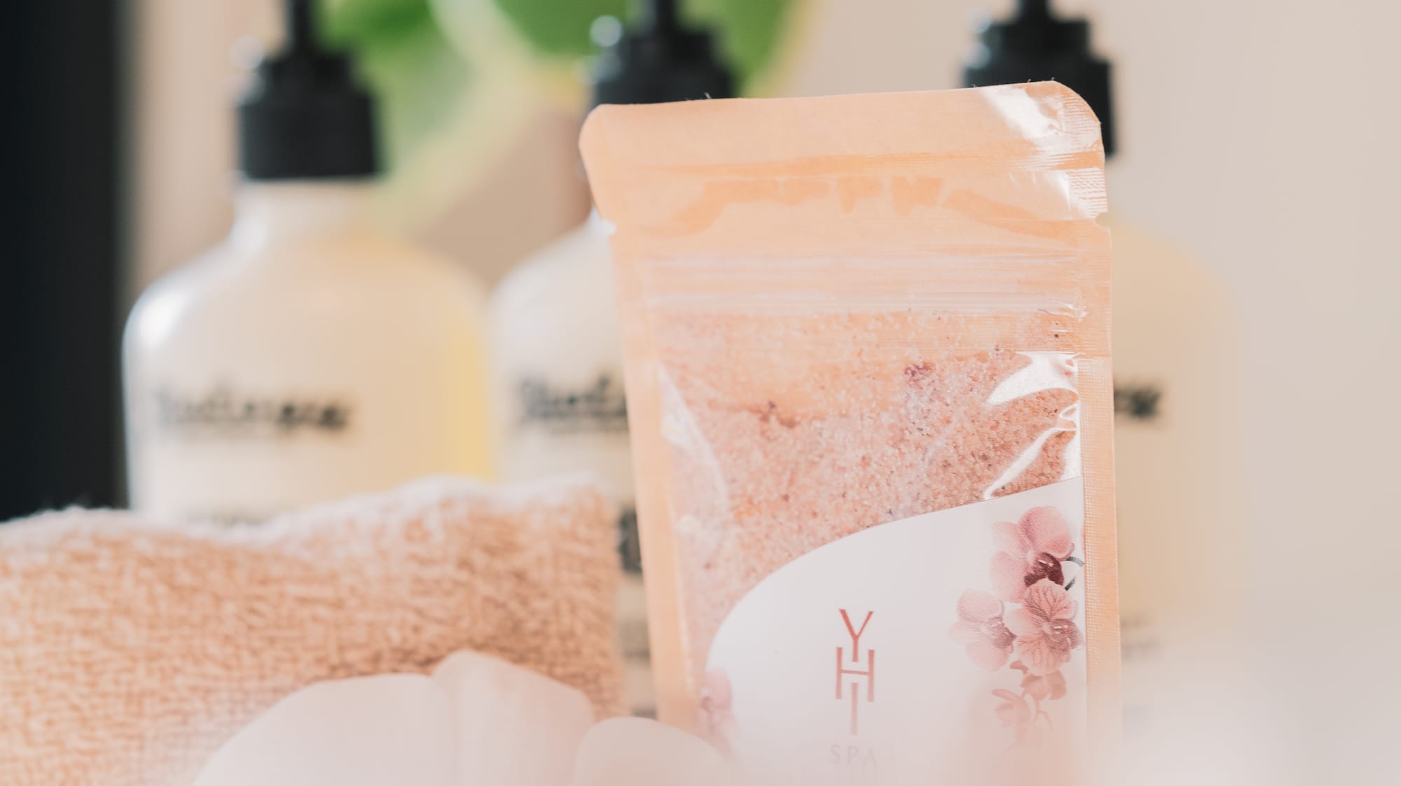 Bath salts and bathtub amenities