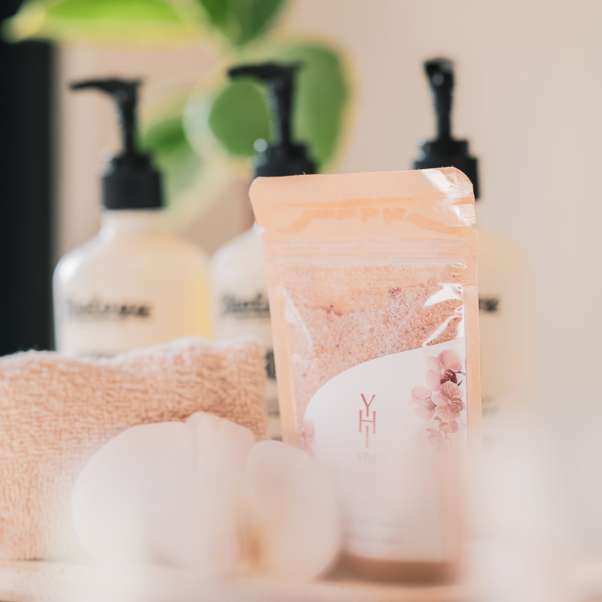 Bath salts and bathtub amenities