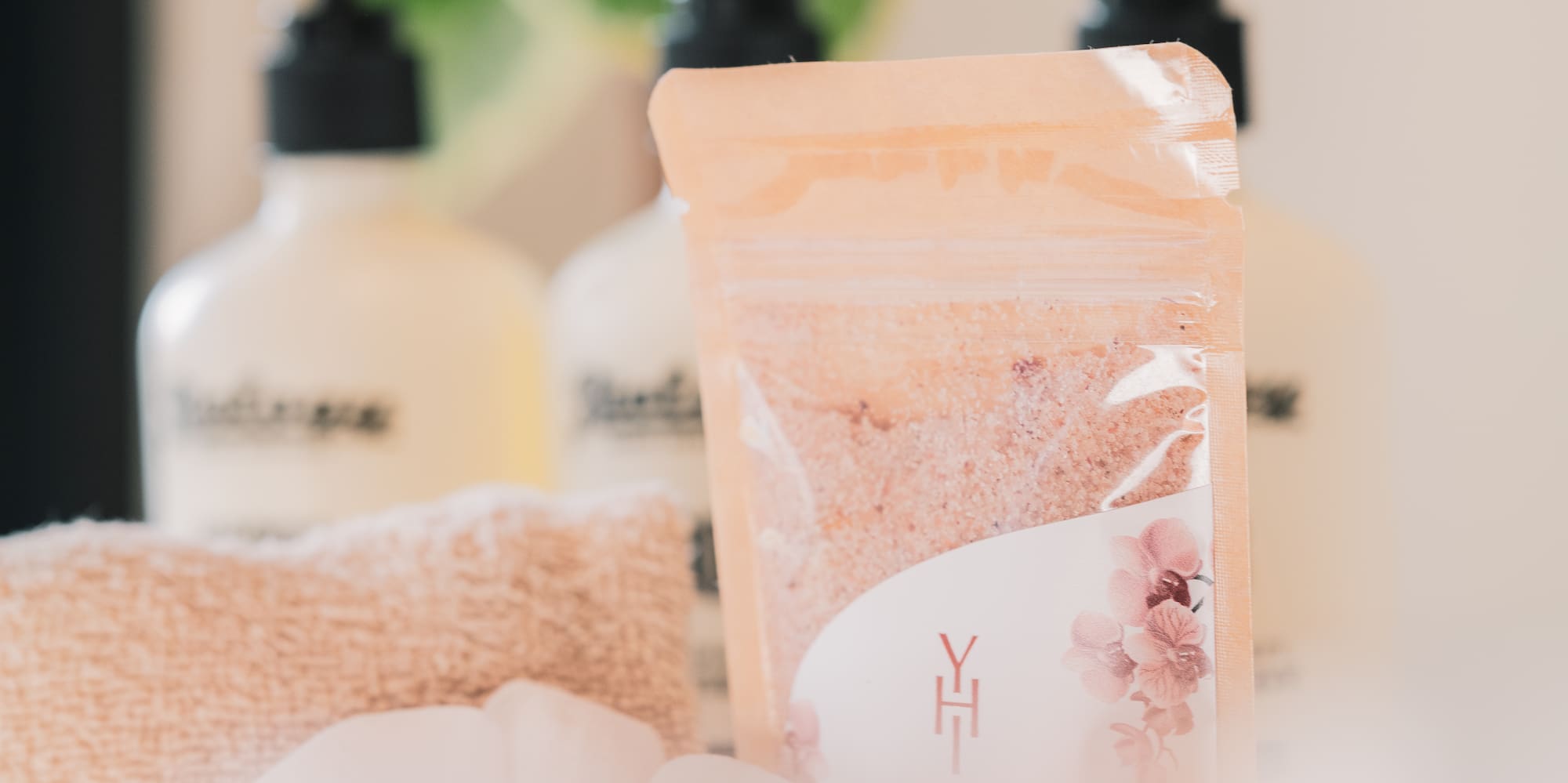 Bath salts and bathtub amenities