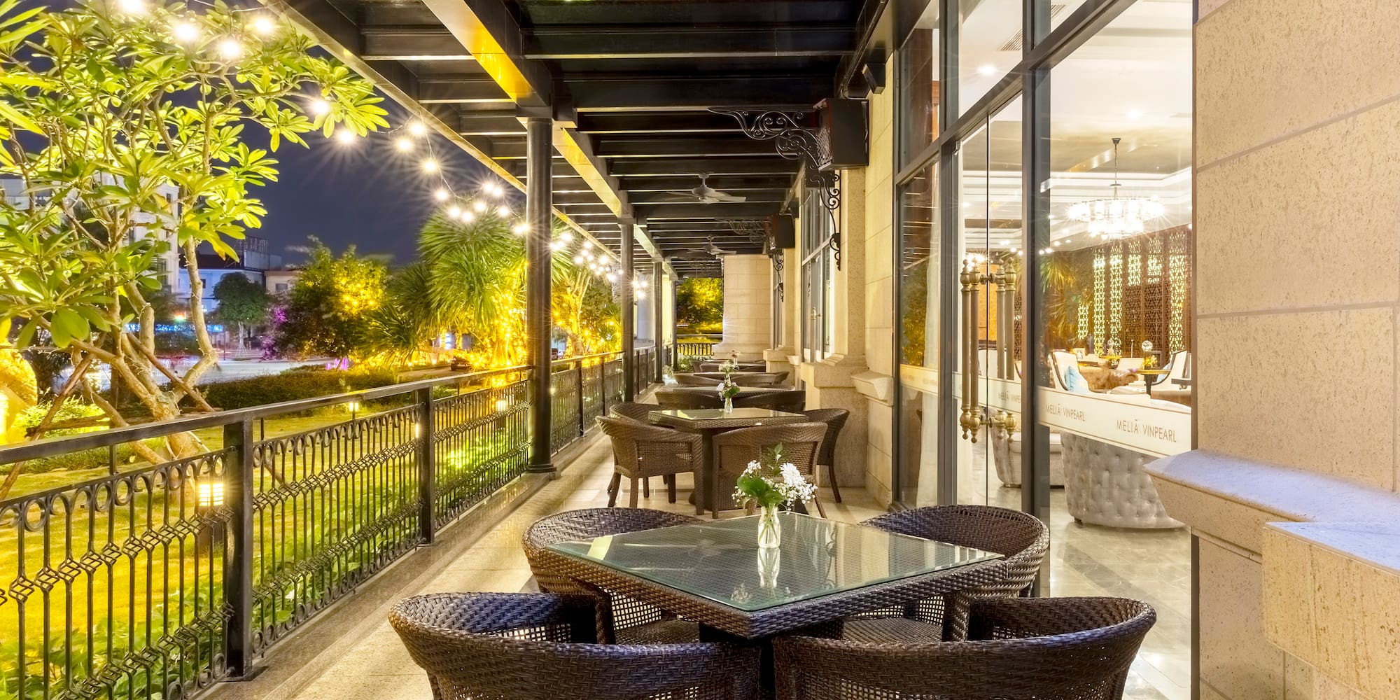 um pátio com mesas e cadeiras