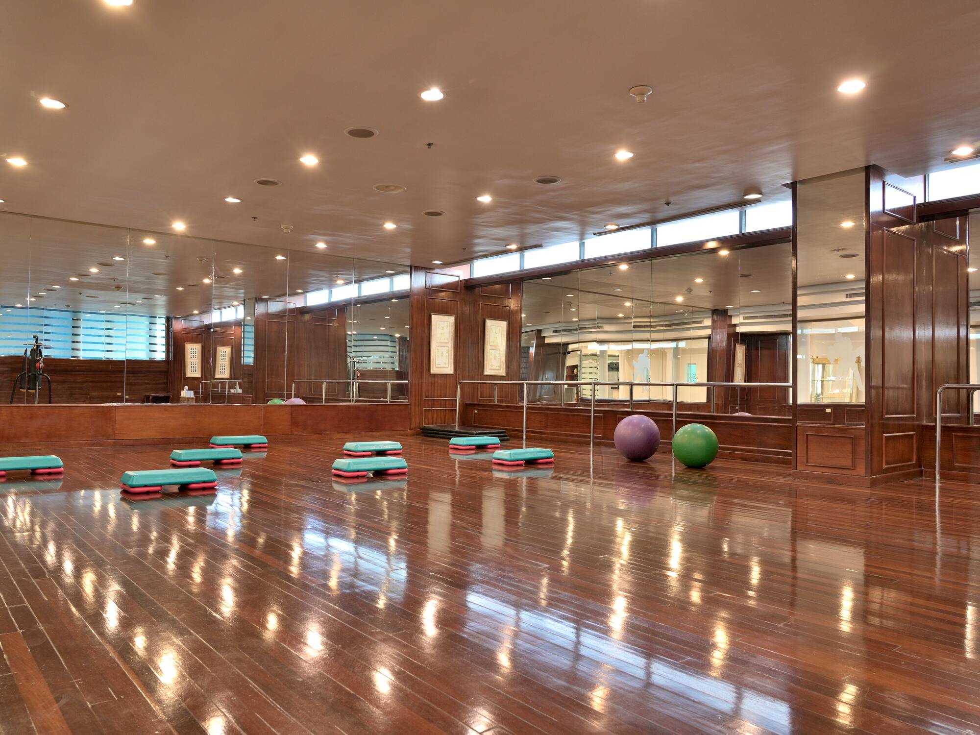 a room with a mirror wall and a mirror on the wall