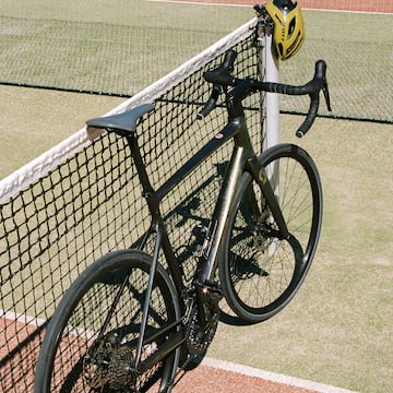 a bicycle leaning against a tennis net