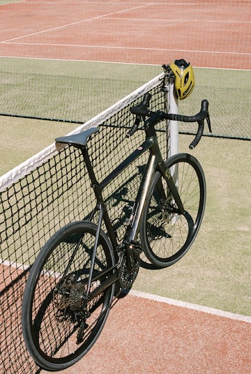 a bicycle leaning against a tennis net