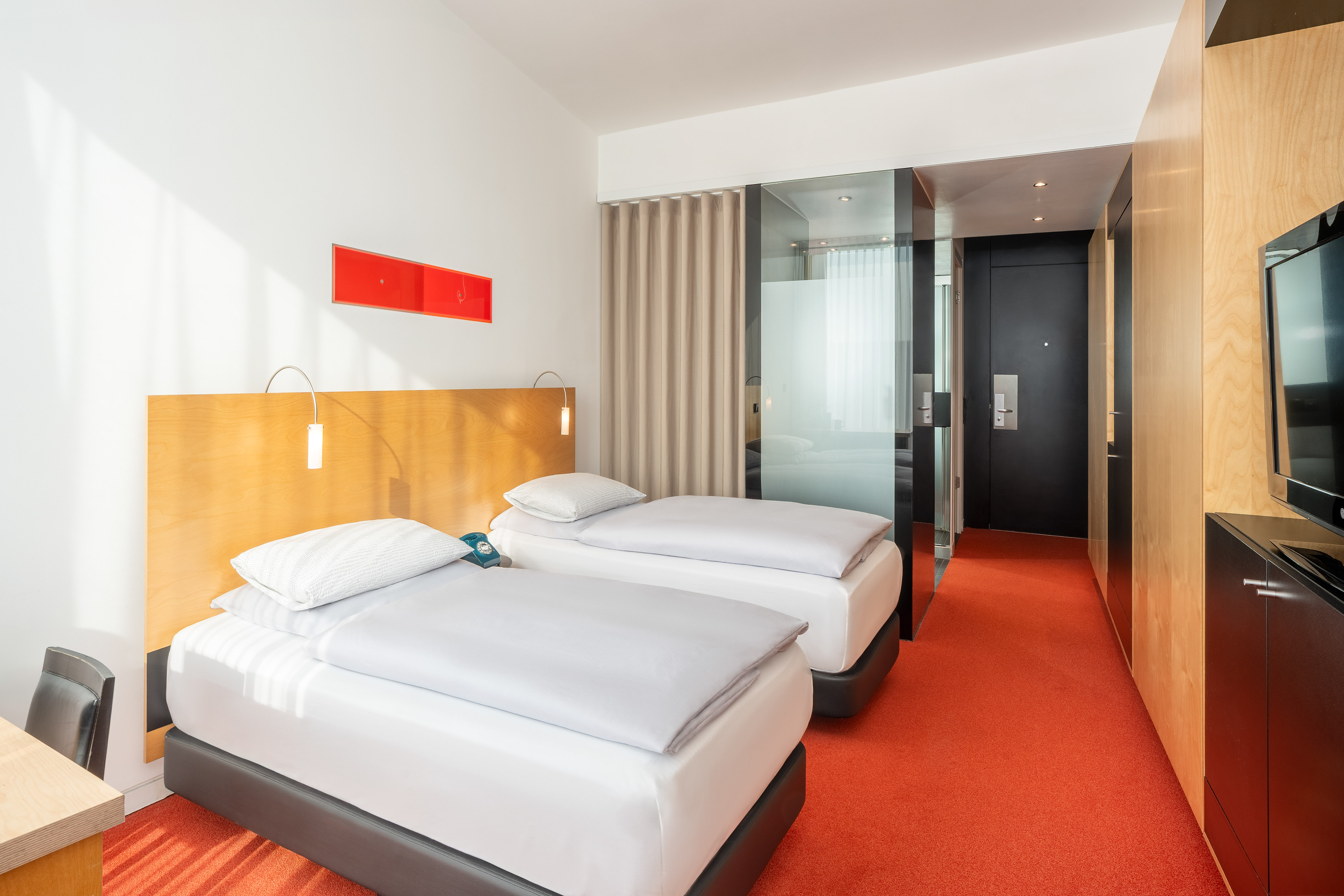 Hotel room with twin beds, white linens, and orange carpet. - The INNSiDE Twin Room - INNSiDE Düsseldorf Seestern, Düsseldorf