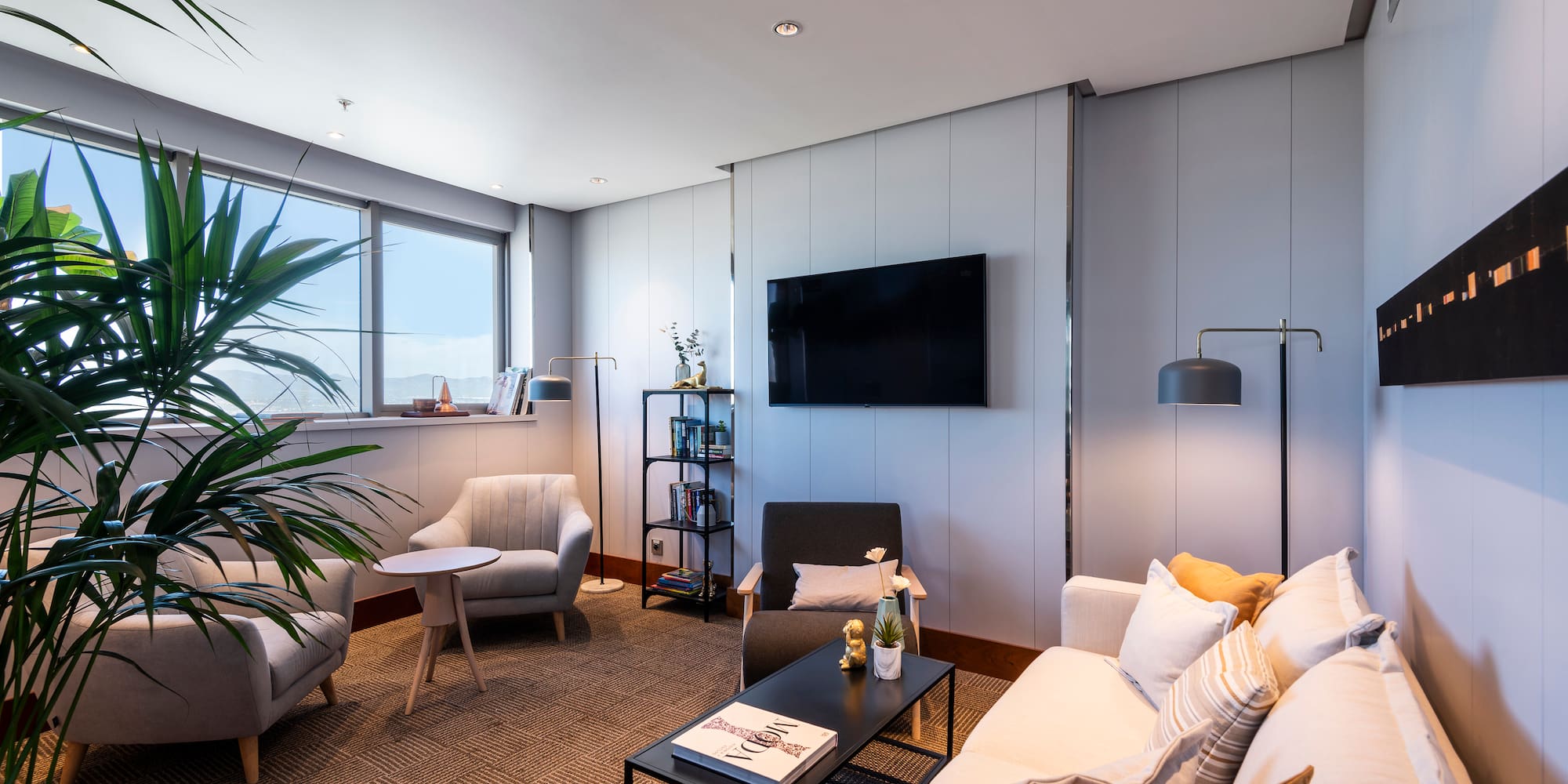 pokoj s pohovkou a televizí