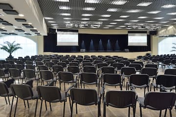 a room with many chairs and projectors
