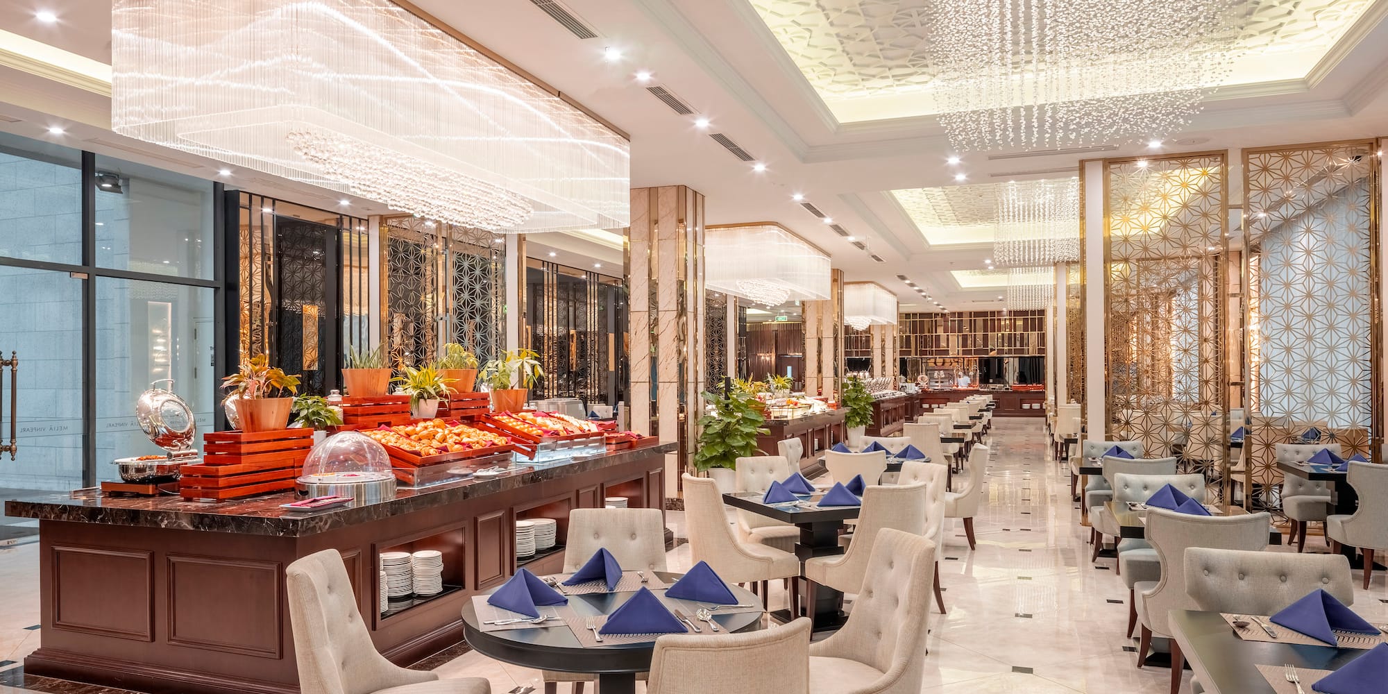 um restaurante com mesas e cadeiras