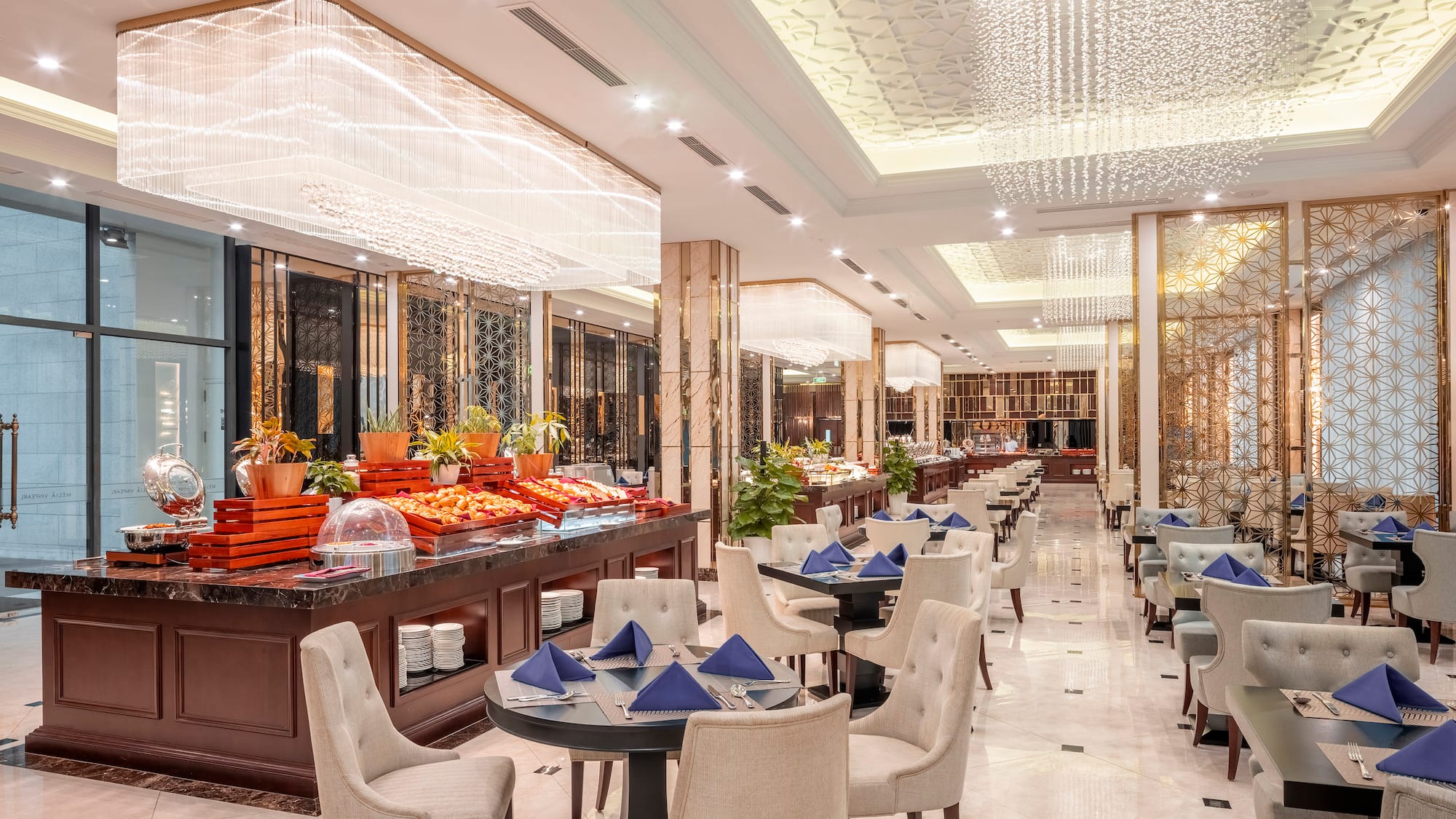 um restaurante com mesas e cadeiras