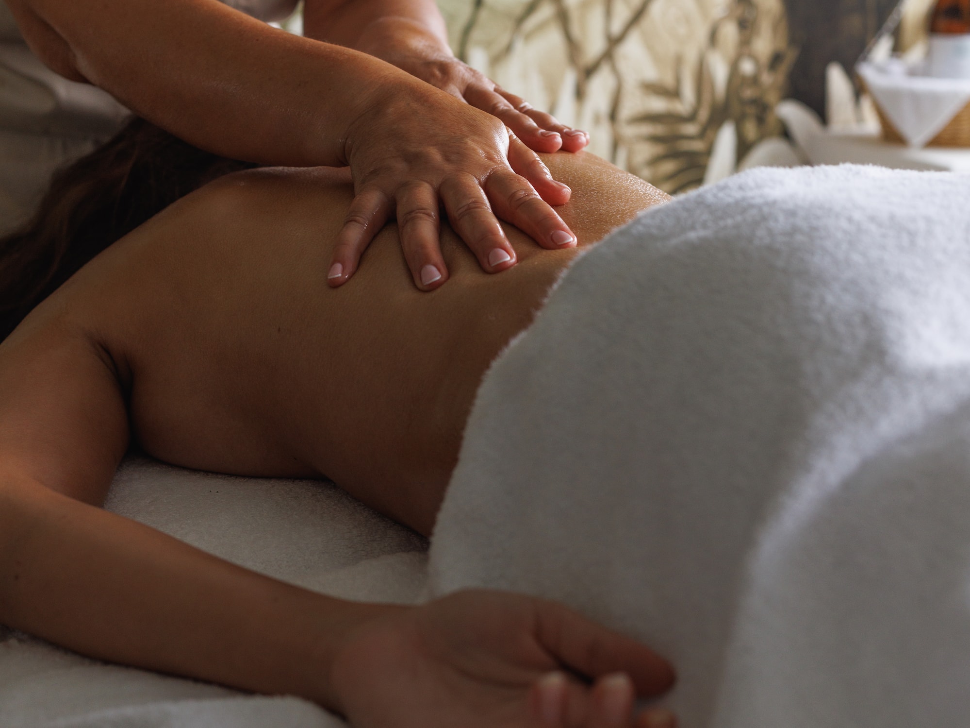 Masaje de espalda relajante por terapeuta en un spa.