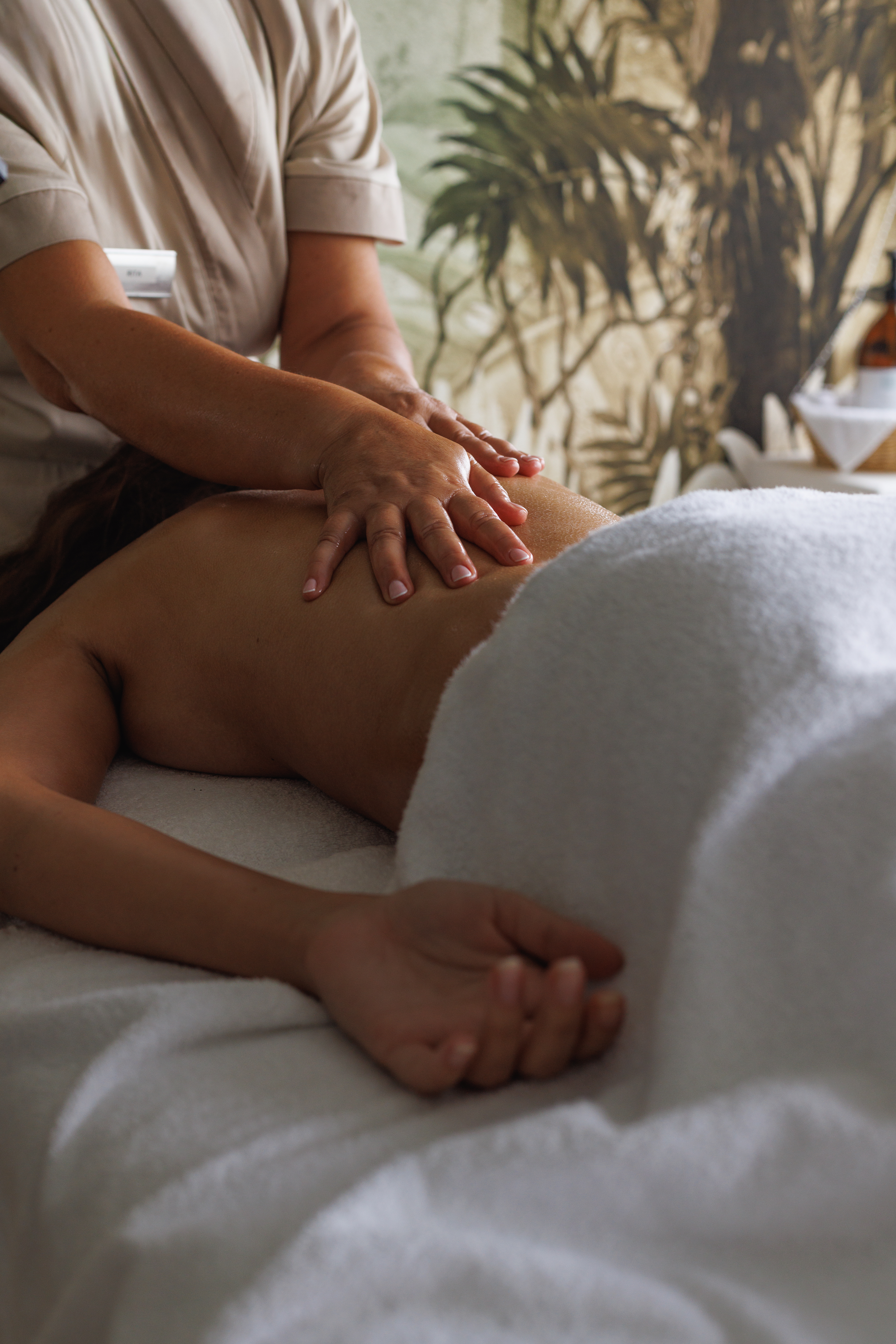Masaje de espalda relajante por terapeuta en un spa.