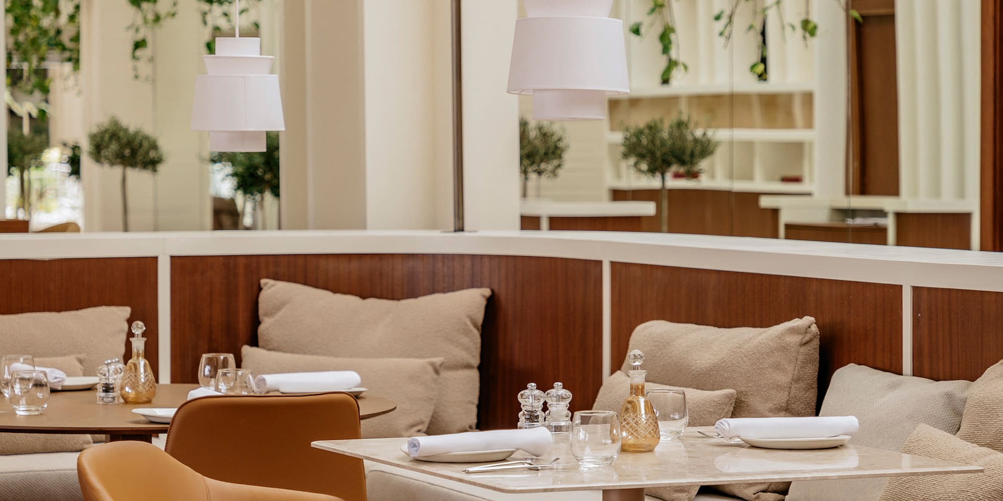 un ristorante con tavoli e sedie